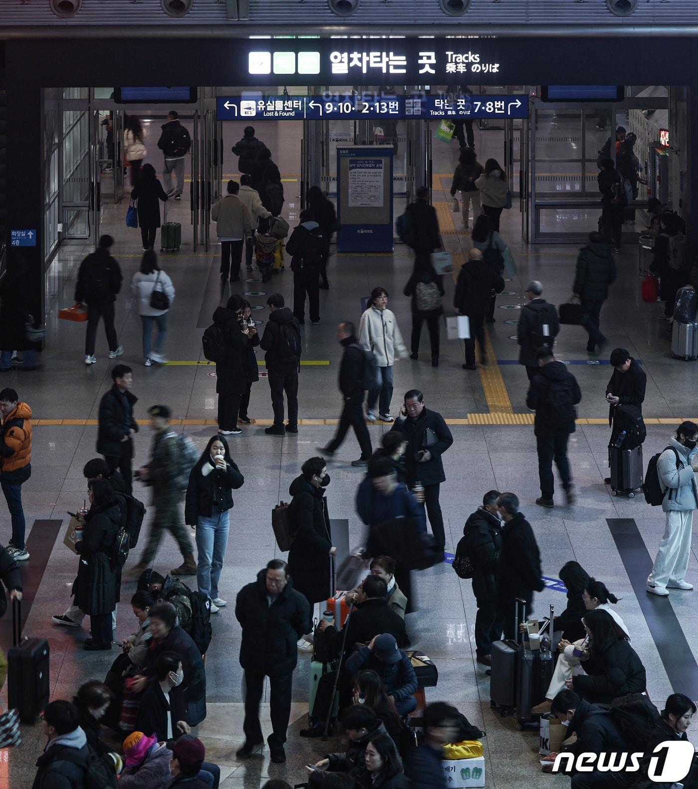 본문 이미지 - 지난해 2월 서울 용산역 대합실이 귀성객으로 붐비는 모습. ⓒ News1 김도우 기자