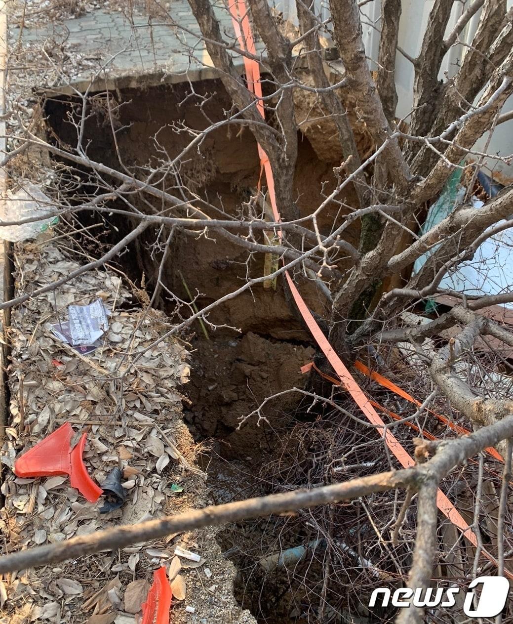 본문 이미지 - 9일 오후 강원 원주시 싱크홀 발생 현장.(독자 제공) 2024.2.9/뉴스1