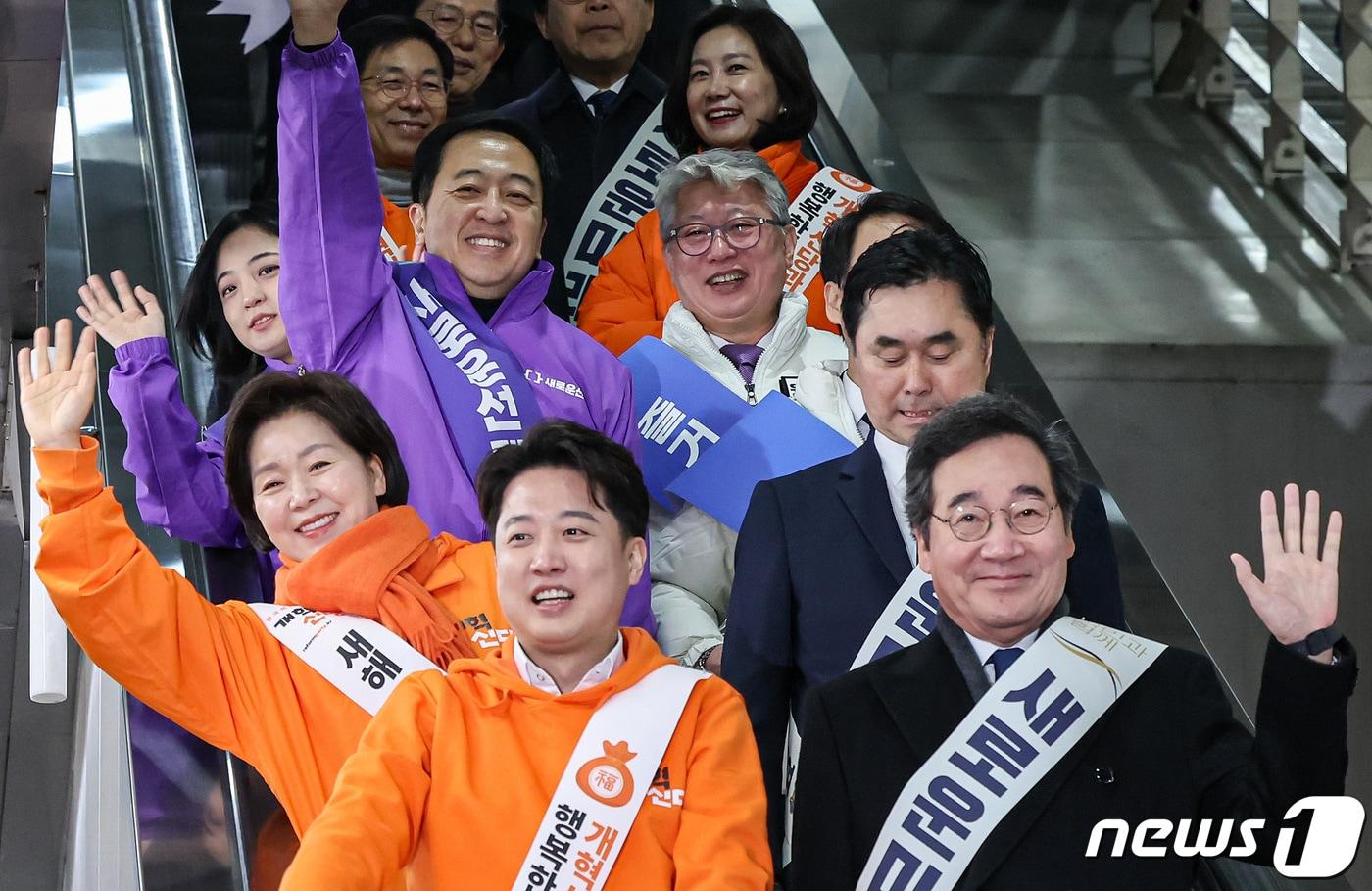 본문 이미지 - 이준석 개혁신당 대표와 양향자 원내대표, 이낙연·김종민 새로운미래 공동대표, 금태섭·조성주 새로운선택 공동대표, 조응천·이원욱 원칙과상식 의원이 설 연휴 첫날인 9일 서울 용산역에서 귀성인사를 하기 위해 이동하고 있다. 2024.2.9/뉴스1 ⓒ News1 장수영 기자