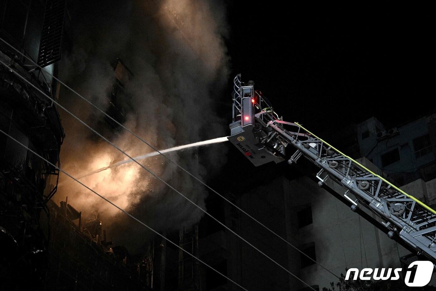 29일 방글라데시 수도의 한 건물에서 화재가 발생해 최소 43명이 사망했다. 사진은 소방관이 불을 끄는 모습.ⓒ AFP=뉴스1