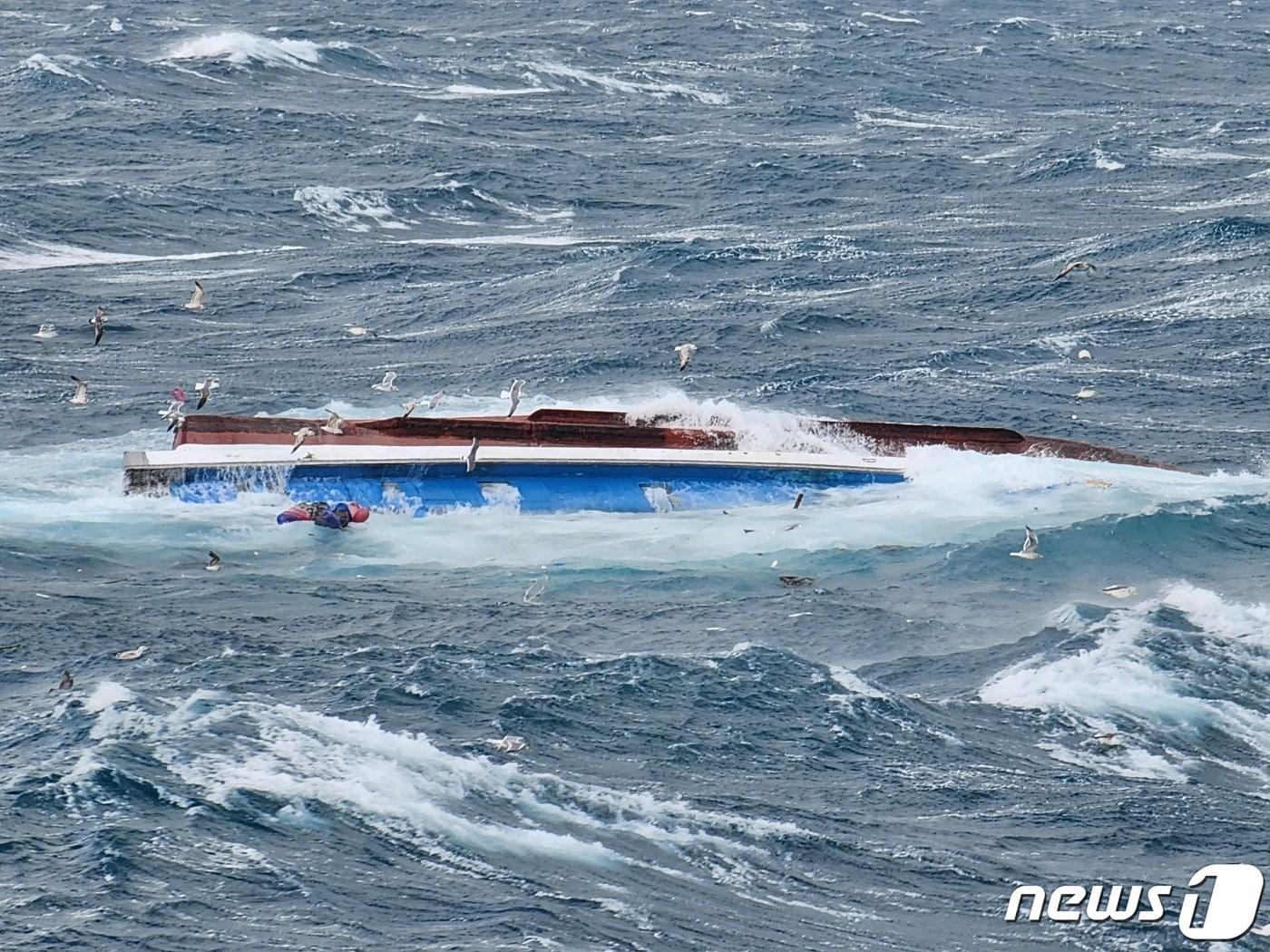 본문 이미지 - 지난해 3월1일 오전 7시24분께 마라도 서쪽 약 20㎞ 해상에서 근해연승어선 A호&#40;33톤·서귀포 선적&#41;가 전복되는 사고가 발생했다.  &#40;제주해양경찰청 제공&#41;2024.3.1/뉴스1 ⓒ News1 오미란 기자