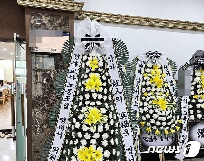 본문 이미지 - 군산 무녀도초 초등교사 장례식장에 놓인 화환/뉴스1