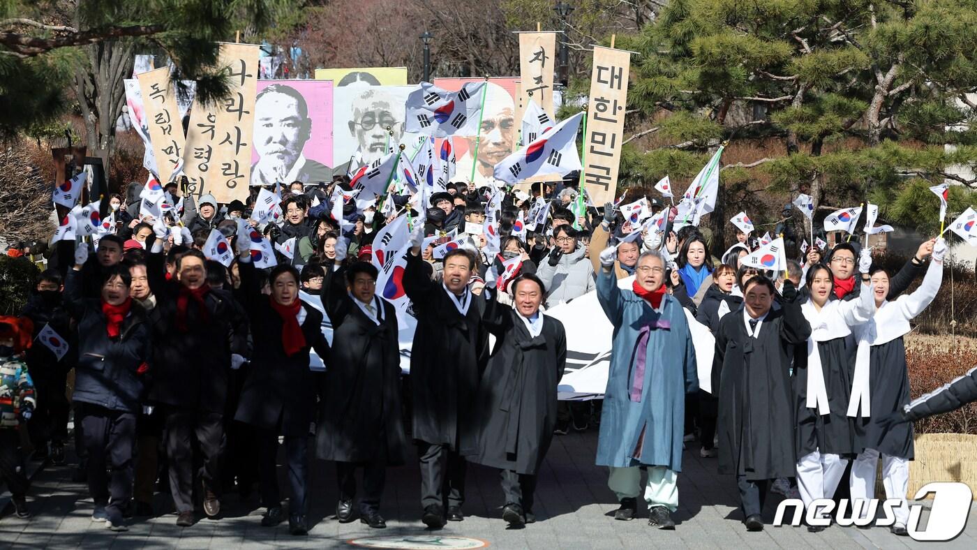 본문 이미지 - 제105주년 3·1절인 1일 오전 서울 서대문구 서대문형무소역사관에서 열린 '서대문, 1919 그날의 함성' 행사에서 시민들이 행진을 하며 대한독립 만세를 외치고 있다. 2024.3.1/뉴스1 ⓒ News1 김진환 기자