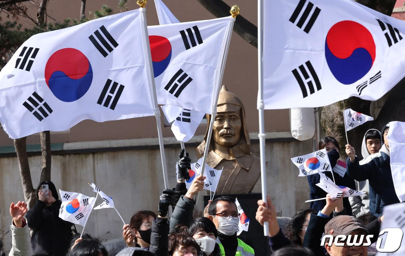 1일 광주 광산구 고려인마을 홍범도공원에서 고려인마을 주최로 104주년 3·1절 기념행사가 열린가운데 홍범도장군 흉상 앞으로 참가자들이 태극기를 휘날리고 있다. 2024.3.1/뉴스1 ⓒ News1 김태성 기자