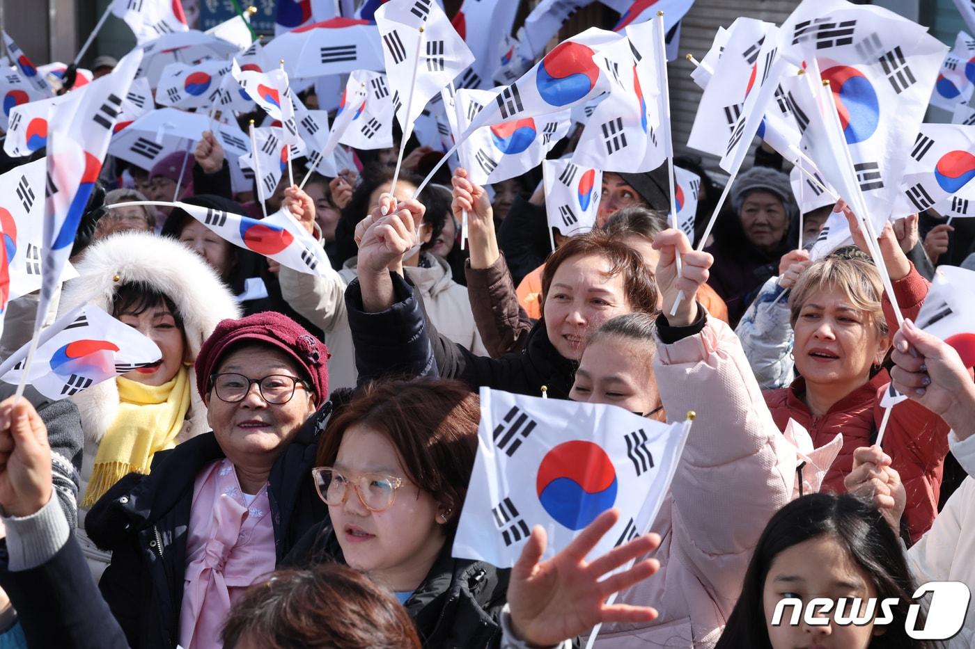 본문 이미지 - 고려인마을 주최로 열린 3·1절 만세운동 재현  행사. ⓒ 뉴스1 김태성 기자