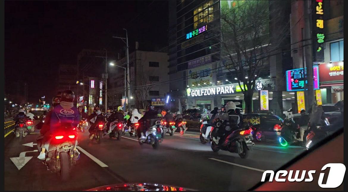 본문 이미지 - 대구 도심에서 3·1절을 전후해 오토바이와 차량을 위험하게 몬 폭주족 20명이 자동차관리법위반 혐의 등으로 경찰에 잡혔다. (대구경찰청 제공) 2024.3.1/뉴스1