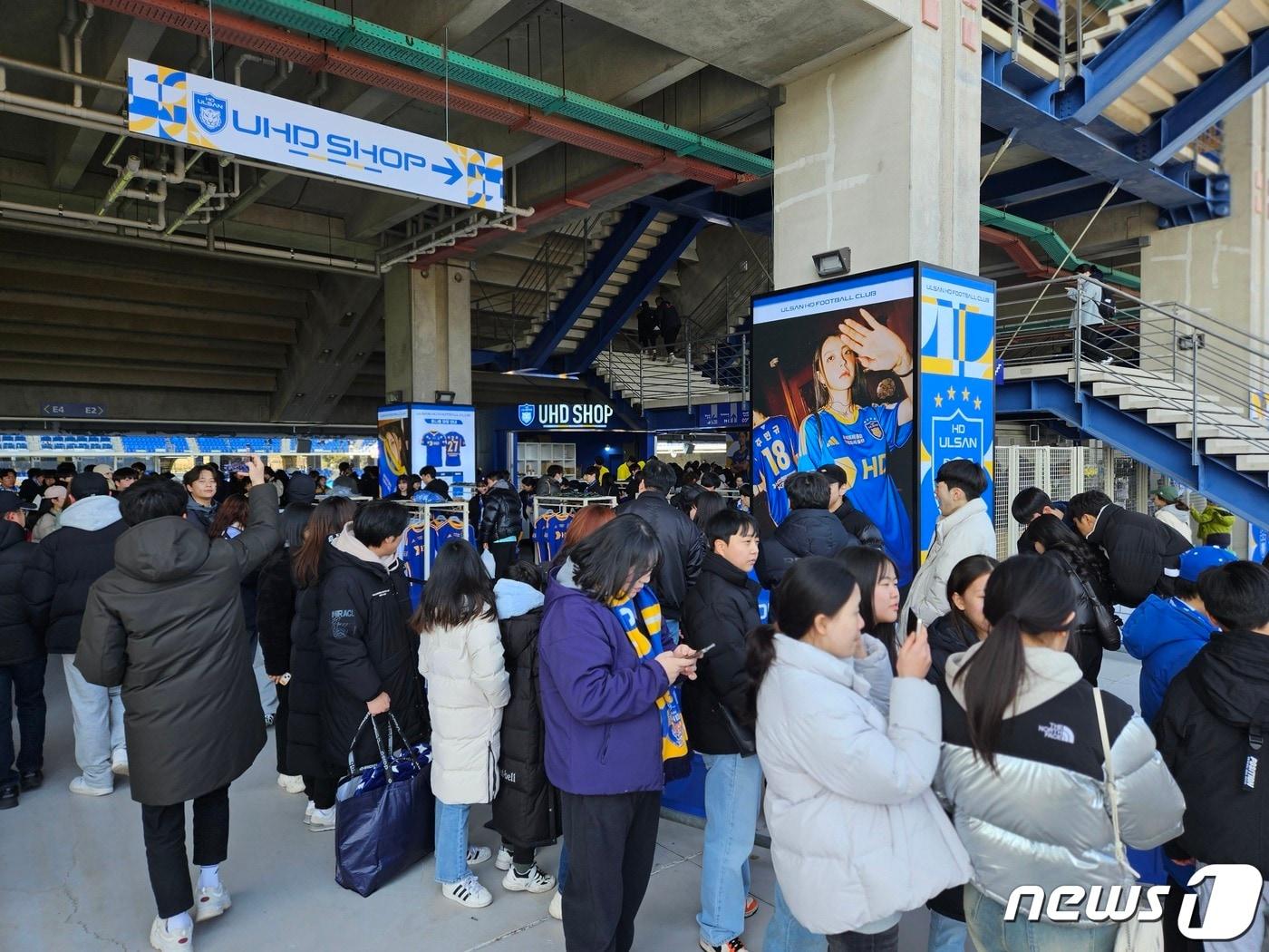 본문 이미지 - K리그1 개막전을 찾아 유니폼을 구매하는 울산HD 팬들 /뉴스 1ⓒ 뉴스1 김도용 기자