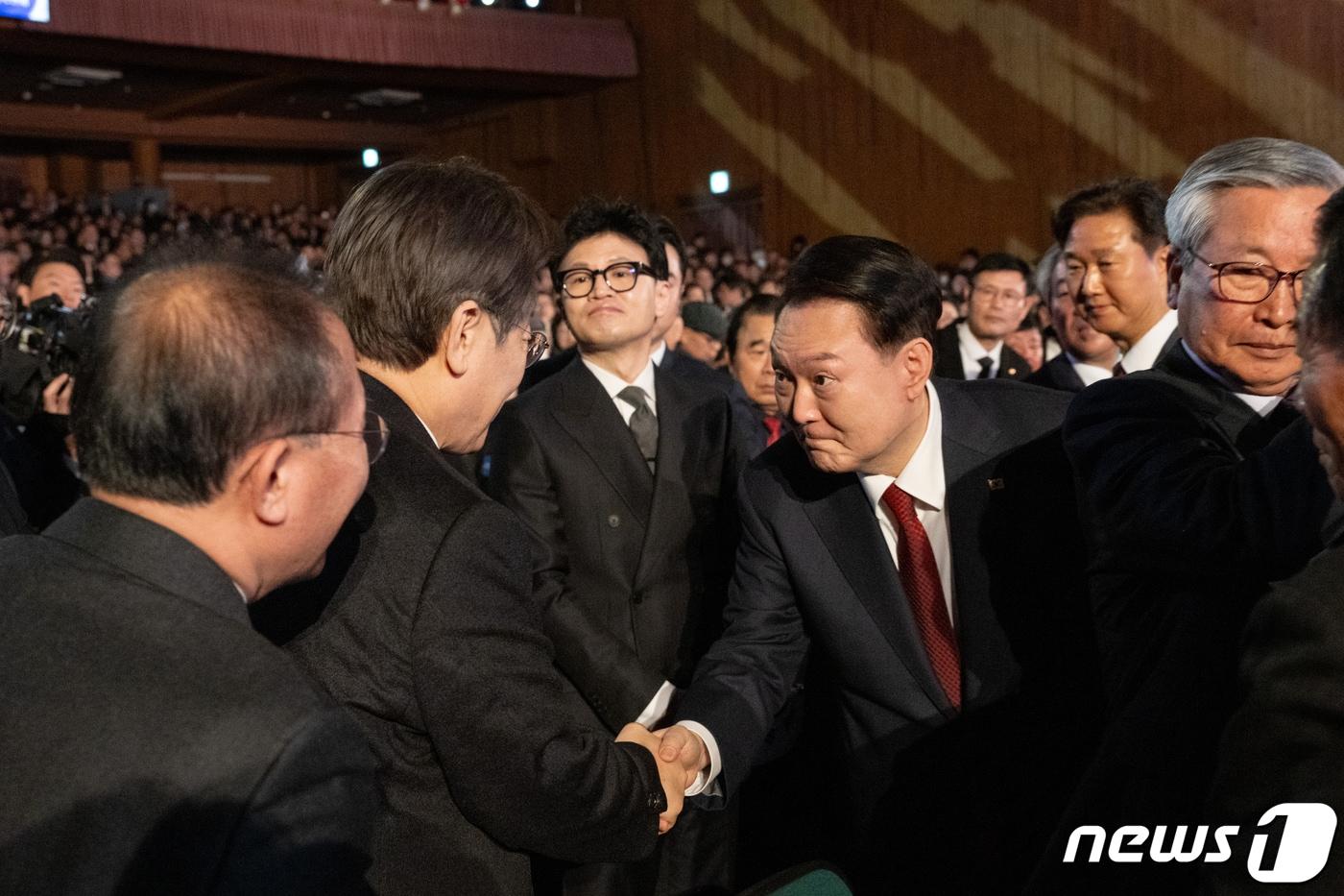 본문 이미지 - 윤석열 대통령이 1일 서울 중구 유관순기념관에서 열린 제105주년 3·1절 기념식을 마친 후 퇴장하며 이재명 더불어민주당 대표와 악수를 나누고 있다. (대통령실 제공) 2024.3.1/뉴스1 ⓒ News1 오대일 기자