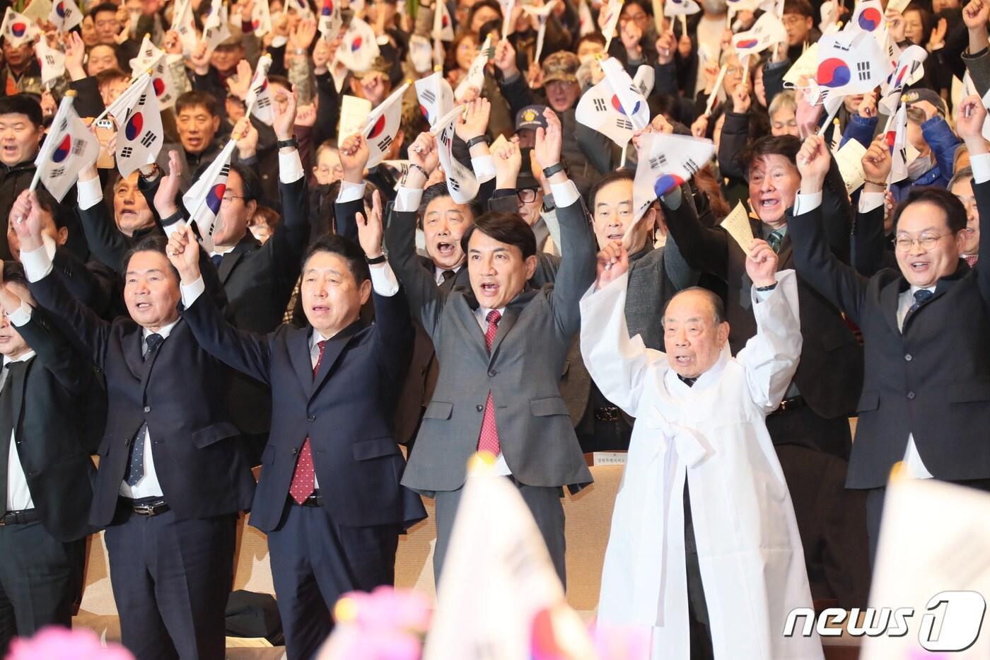 본문 이미지 - 1일 강원대 춘천캠퍼스 백령아트센터에서 김진태지사 , 권혁열 도의장, 신경호 도교육감, 애국지사, 보훈단체, 시민 등이 제105주년 3.1절 기념식’에 참석해 만세삼창을 하고 있다.(강원도 제공)