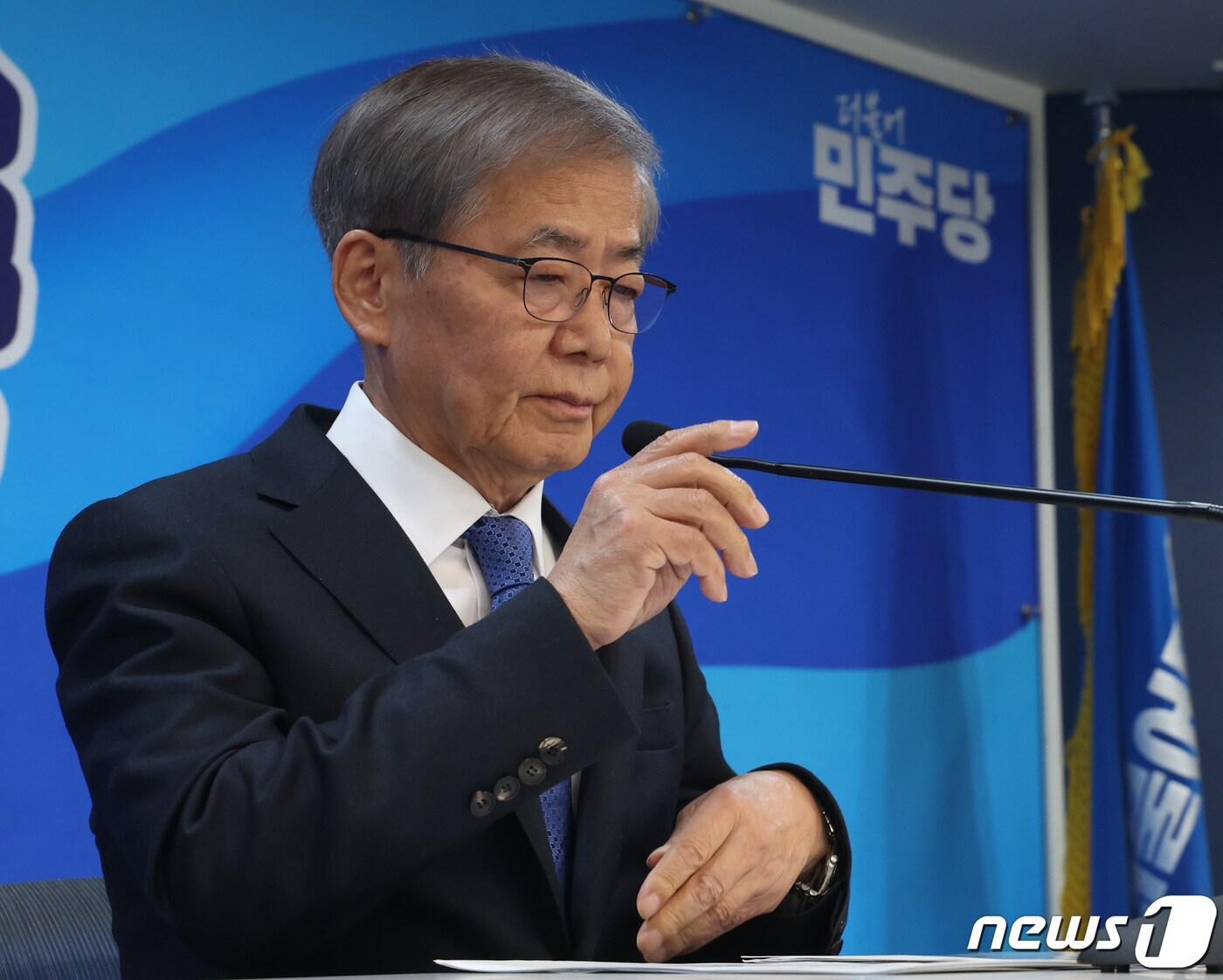 본문 이미지 - 임혁백 더불어민주당 공천관리위원장이 1일 1서울 여의도 중앙당사에서 공천 심사 결과 발표를 하고 있다. 2024.3.1/뉴스1 ⓒ News1 송원영 기자