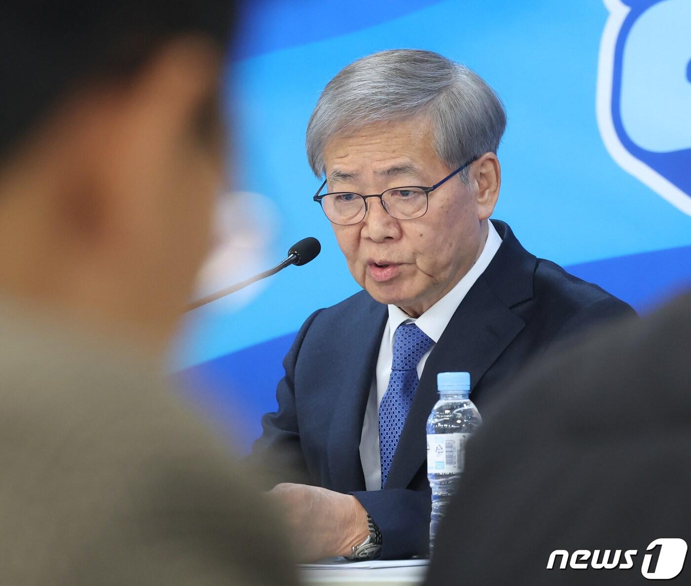 본문 이미지 - 임혁백 더불어민주당 공천관리위원장이 1일 1서울 여의도 중앙당사에서 공천 심사 결과 발표를 하고 있다. 2024.3.1/뉴스1 ⓒ News1 송원영 기자