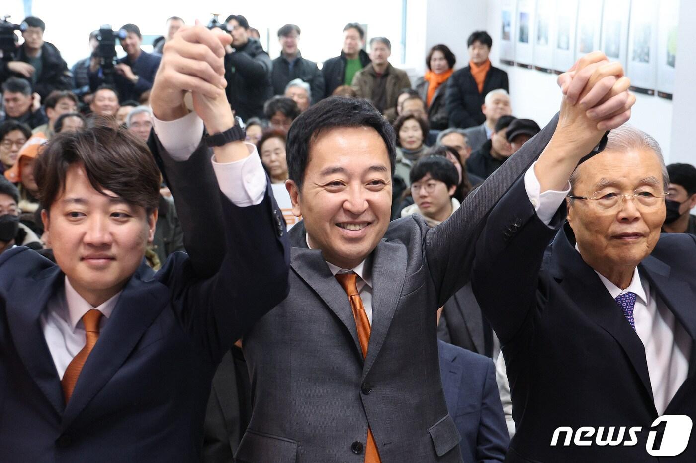 본문 이미지 - 서울 종로에 출마하는 금태섭 개혁신당 최고위원(가운데)이 1일 서울 종로구에 마련된 자신의 선거 사무소에서 개소식에서 이준석 대표(왼쪽), 김종인 공천관리위원장과 손을 잡고 인사하고 있다. 2024.3.1/뉴스1 ⓒ News1 신웅수 기자