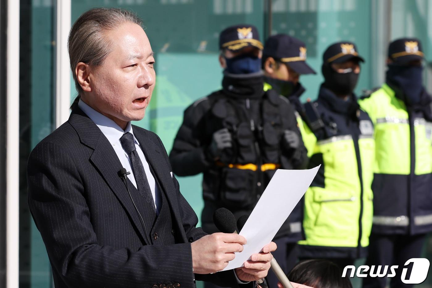 주수호 의대정원 증원 저지를 위한 대한의사협회 비상대책위원회 언론홍보위원장이 1일 오후 서울 용산구 대한의사협회 회관 앞에서 압수수색 관련 브리핑을 하고 있다. 2024.3.1/뉴스1 ⓒ News1 민경석 기자