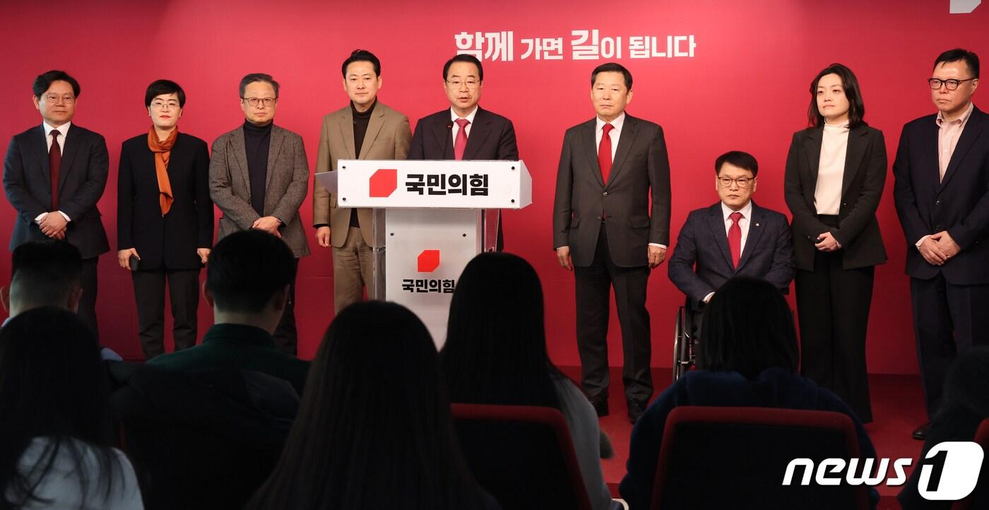 본문 이미지 - 정영환 국민의힘 공천관리위원장이 1일 서울 여의도 중앙당사에서 제22대 총선 공천 심사 결과를 발표하고 있다. 2024.3.1/뉴스1 ⓒ News1 송원영 기자
