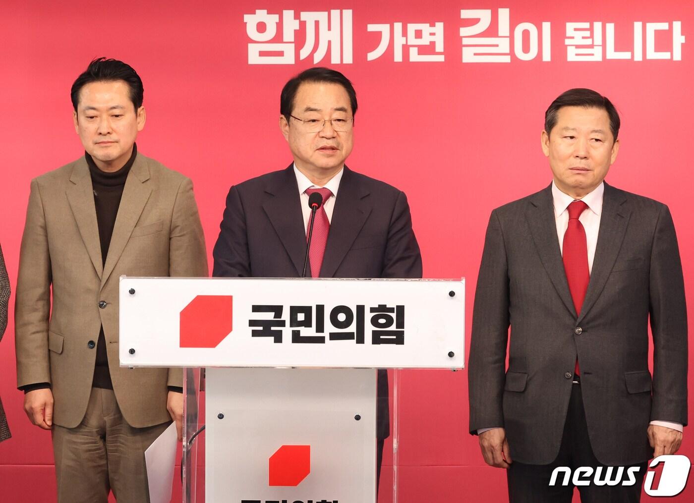 본문 이미지 - 정영환 국민의힘 공천관리위원장이 지난 1일 서울 여의도 중앙당사에서 제22대 총선 공천 심사 결과를 발표를 하고 있는 모습. 2024.3.1/뉴스1 ⓒ News1 송원영 기자