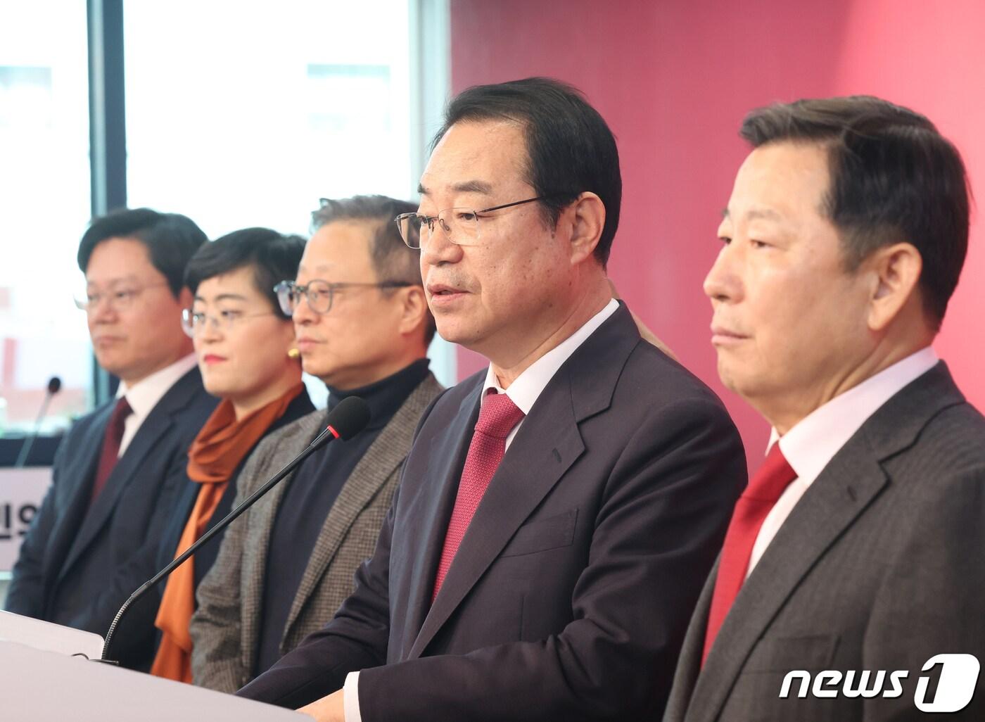 본문 이미지 - 정영환 국민의힘 공천관리위원장이 1일 서울 여의도 중앙당사에서 제22대 총선 공천 심사 결과를 발표를 하고 있다. 2024.3.1/뉴스1 ⓒ News1 송원영 기자