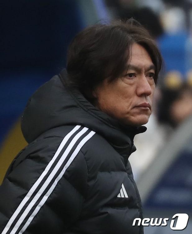 본문 이미지 - 1일 오후 울산 문수축구경기장에서 열린 프로축구 '하나원큐 K리그1 2024' 울산 HD와 포항 스틸러스의 경기에서 울산 홍명보 감독이 선수들을 지켜보고 있다. 2024.3.1/뉴스1 ⓒ News1 조민주 기자