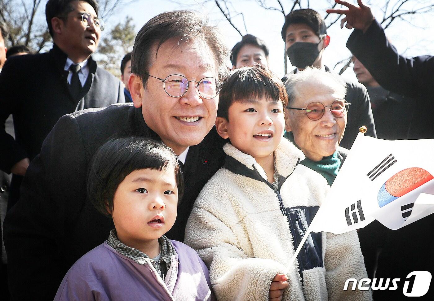 본문 이미지 - 이재명 더불어민주당 대표가 3.1절인 1일 서울 용산구 효창공원에서 어린이들과 기념촬영하고 있다. 2024.3.1/뉴스1 ⓒ News1 송원영 기자