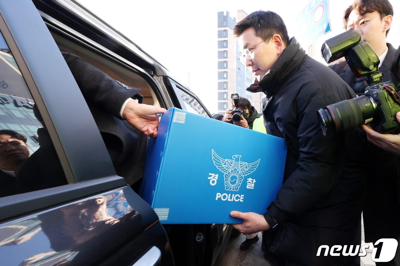 본문 이미지 - 1일 오후 서울 용산구 대한의사협회 회관에서 압수수색을 마친 경찰이 압수품을 차량으로 옮기고 있다. 서울경찰청 공공범죄수사대는 이날 오전부터 김택우 대한의사협회 의대정원증원저지비상대책위원장(강원도의사회장) 등에 대한 압수수색을 실시했다. 2024.3.1/뉴스1 ⓒ News1 민경석 기자