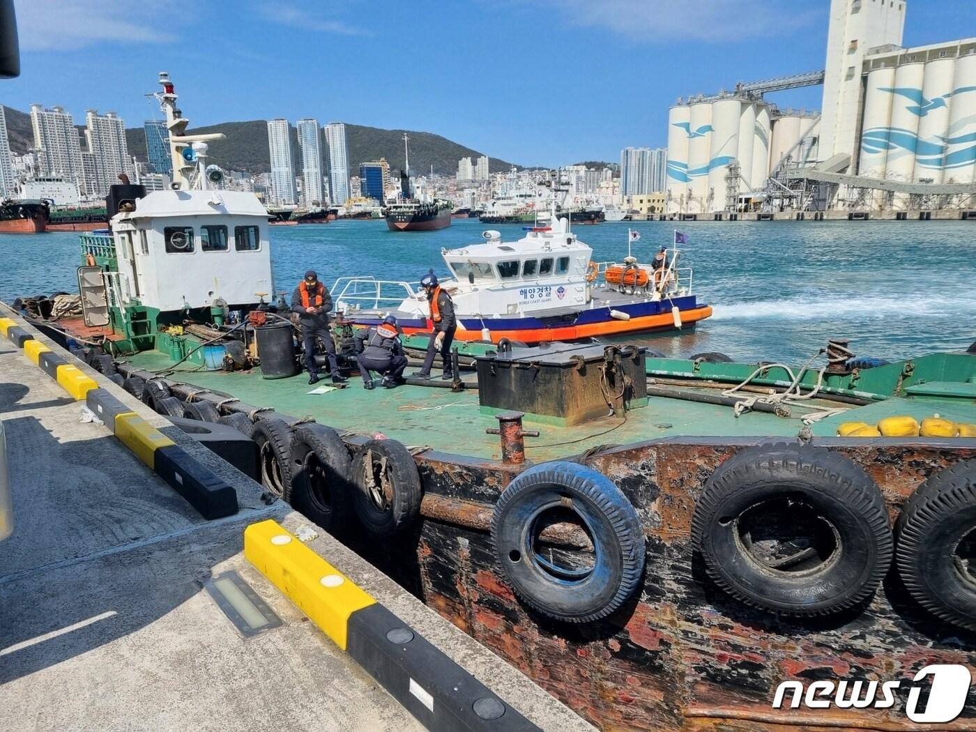 본문 이미지 - 해경이 표류 중인 선박 A호를 부두에 계류하기 위해 긴급조치를 하고 있다. (부산해경 제공)