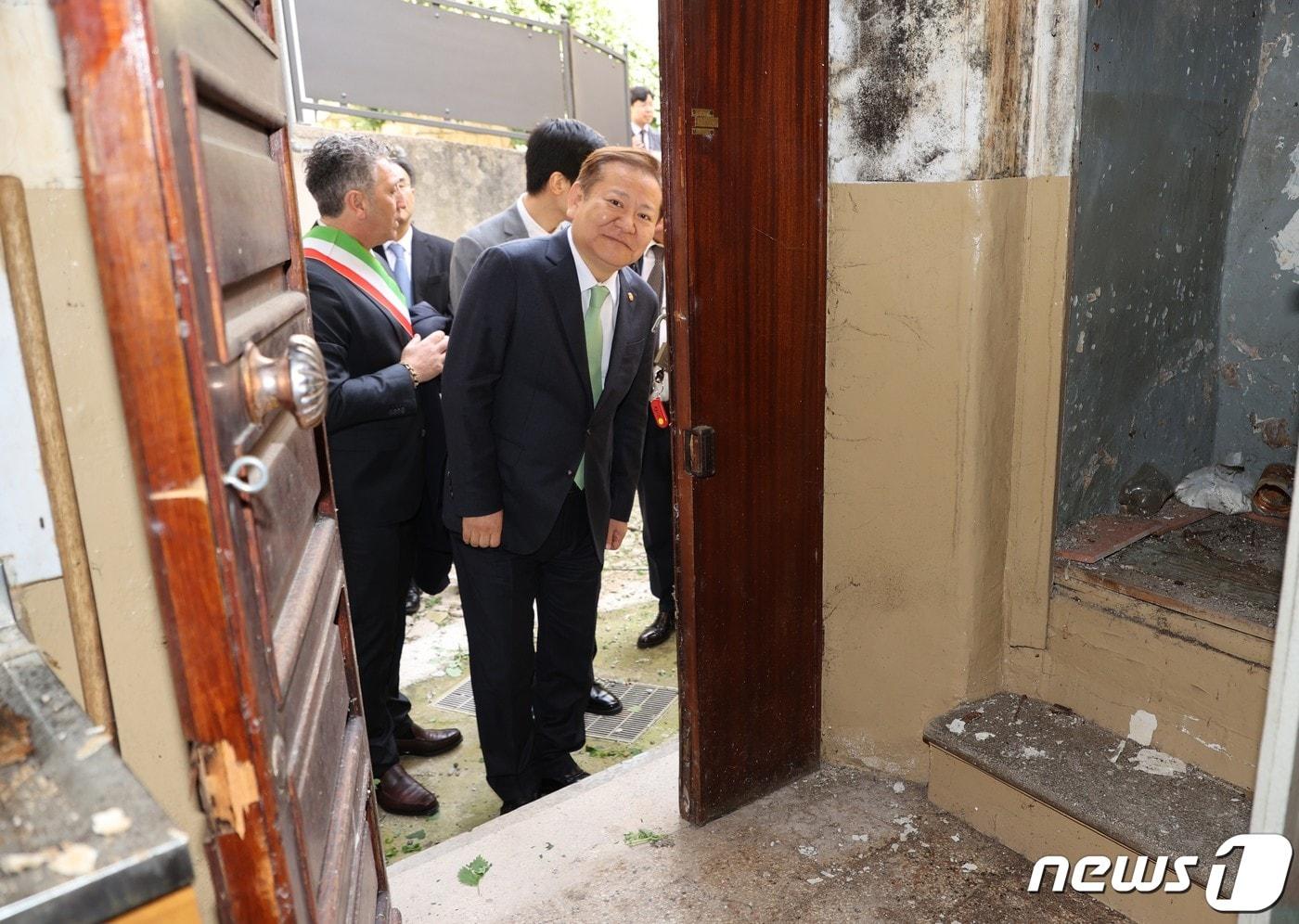 이상민 행정안전부 장관이 8일 오전(현지시간) 이탈리아 중부 마엔차 지역을 방문하여 클라우디오 스펠두티(Claudio Sperduti) 시장의 안내을 받으며 빈집을 재생해 지방 도시의 인구 유출, 지방소멸 문제 해결을 위한 ‘1유로 프로젝트’ 현장을 시찰하고 있다. (행정안전부 제공) 2024.3.11/뉴스1