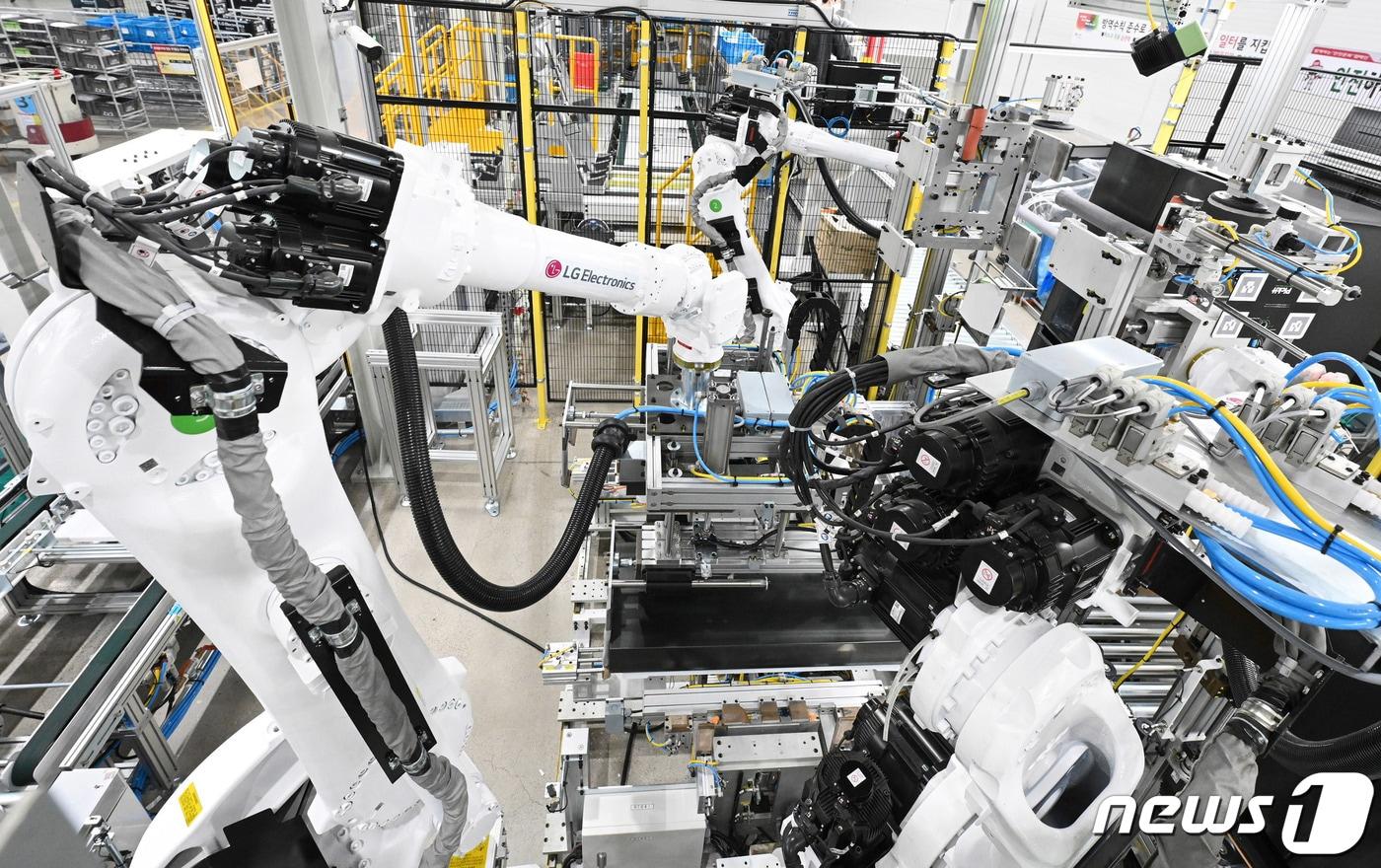 LG전자가 자동화 생산·AI 기술 기반의 스마트팩토리 기술을 사업화한다고 밝혔다. 사진은 창원 소재 LG전자 스마트파크에서 로봇 팔이 냉장고 문을 조립하는 모습. &#40;LG전자 제공&#41; 2024.3.10/뉴스1