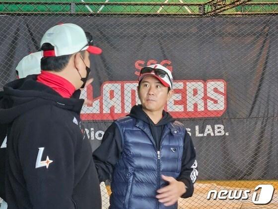본문 이미지 - SSG 랜더스 퓨처스팀이 대만에서 진행된 스프링캠프를 마쳤다. 사진은 손시헌 SSG 랜더스 2군 감독. (SSG 제공)