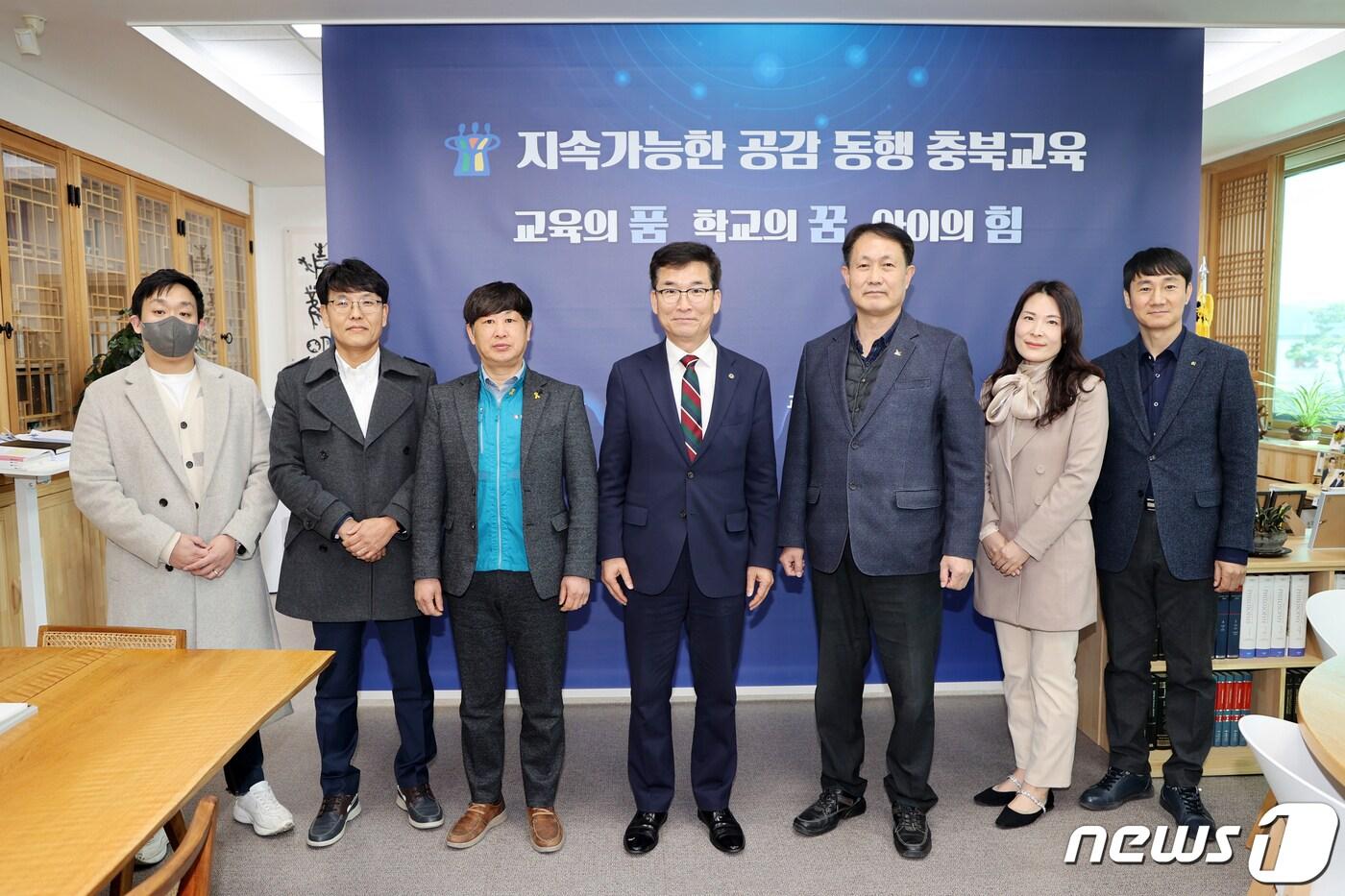 윤건영 교육감이 6개 교원단체 대표와 지난 8일 만나 충북교육 현안을 논의했다.사진 왼쪽부터 박수현 충북실천교육교사모임 회장, 심진규 새로운학교충북네트워크 부대표, 강창수 전국교직원노동조합 충북지부장, 윤건영 교육감, 유윤식 충북교사노동조합 위원장, 오진선 K-EDU교원연합 지부장, 김영식 충청북도교원단체총연합회 회장.(충북교육청 제공)/뉴스1