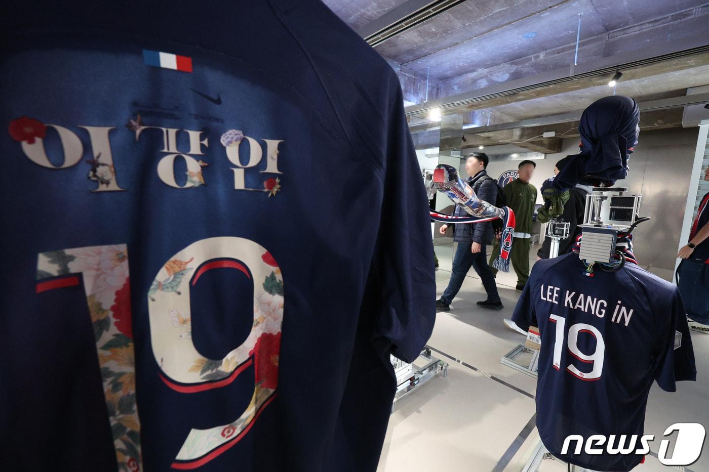 10일 서울 강남구 신사동에 마련된 파리생제르맹(PSG) 공식 플래그십 스토어에서 시민들이 유니폼을 살펴보고 있다. PSG는 이강인이 속한 프랑스 리그앙 클럽으로 이날 국내에 플래그십 스토어를 열었다. PSG 공식 플래그십 스토어에서는 구단 공식 제품들을 비롯해 국내 브랜드와의 콜라보 제품들이 판매한다. 2024.3.10/뉴스1 ⓒ News1 신웅수 기자