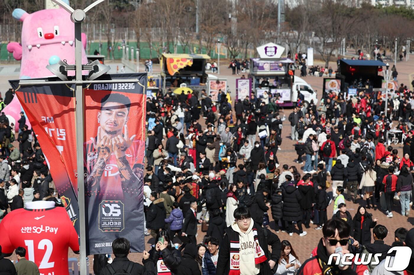 본문 이미지 - 10일 오후 '하나은행 K리그1' 2024 2라운드 FC서울과 인천 유나이티드의 경기가 열리는 서울 마포구 월드컵경기장이 팬들로 붐비고 있다. 2024.3.10/뉴스1 ⓒ News1 김민지 기자