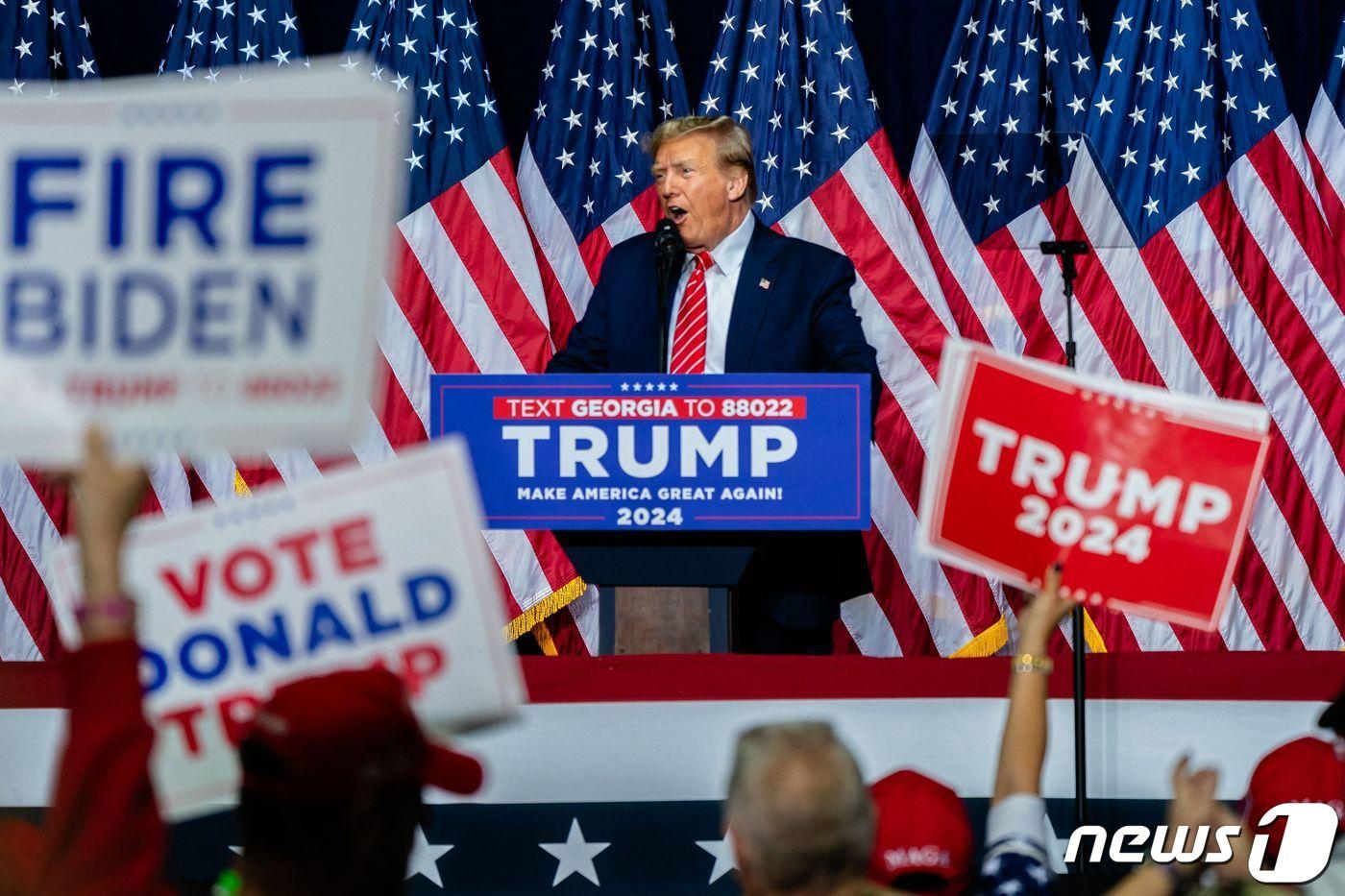 미국의 2024년 대선에서 공화당 후보로 사실상 확정된 도널드 트럼프 전 대통령이 9일(현지시간) 경합주 조지아주 롬에서 선거 유세 연설을 하고 있다. 2024.03.09 ⓒ AFP=뉴스1 ⓒ News1 최종일 기자