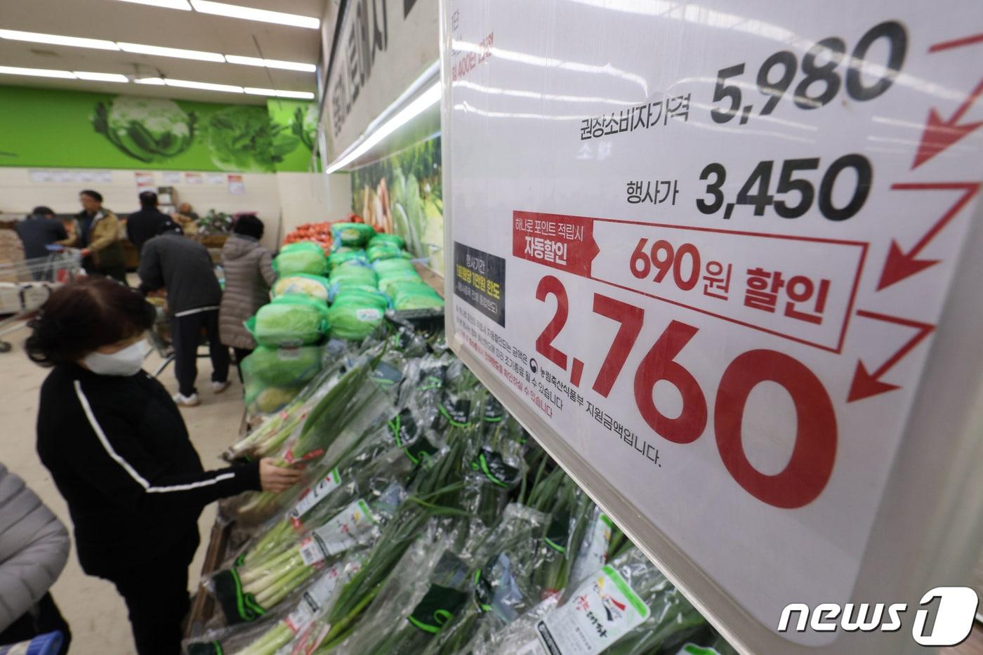 농산물 가격 상승의 영향으로 2월 소비자물가가 전년 동월 대비 3.1% 오르며 두 달 만에 다시 3%대로 진입했다. 통계청이 발표한 2월 소비자물가동향에 따르면 지난달 소비자물가 지수는 113.77&#40;2020=100&#41;로 전년 동월 대비 3.1% 상승했다. 농산물은 전년 같은 달보다 20.9% 치솟으며 2011년 1월&#40;24.0%&#41; 이후 13년 1개월 만에 최대 상승했다. 사과가 71.0% 오르며 가장 많이 상승했고 귤&#40;78.1%&#41;, 토마토&#40;56.3%&#41;, 파&#40;50.1%&#41;, 딸기&#40;23.3%&#41;, 쌀&#40;9.2%&#41;, 배&#40;61.1%&#41; 등의 증가세가 두드러졌다. 사진은 10일 서울의 한 대형마트에서 농산물을 고르는 시민들의 모습. 2023.3.10/뉴스1 ⓒ News1 신웅수 기자