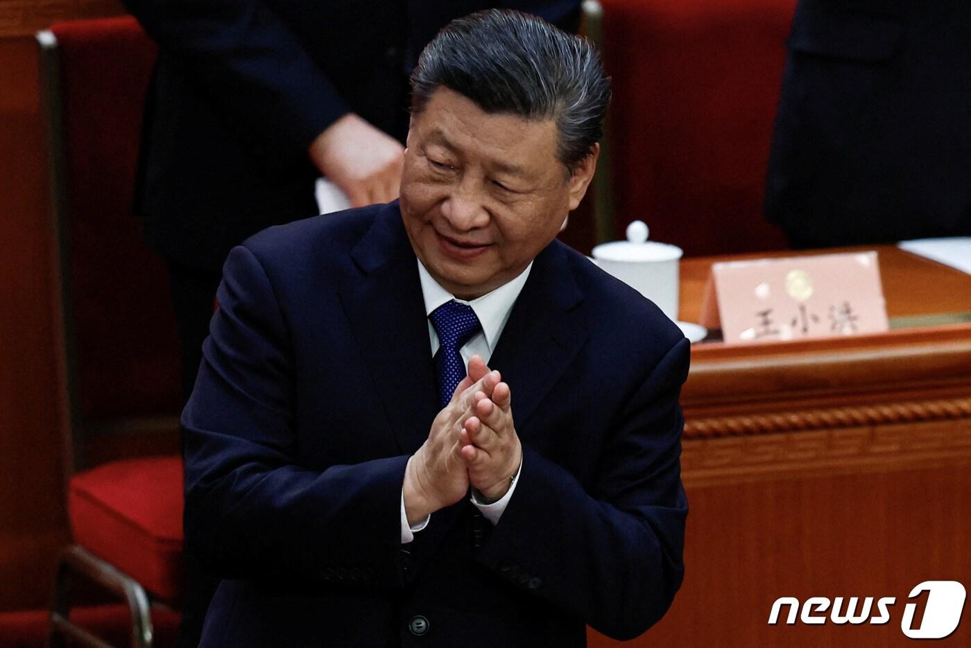 지난해 3월 10일 베이징 인민대회당에서 열린 인민정치협상회의(정협) 폐막식에 참석한 시진핑 중국 국가주석이 박수를 치고 있다. 2024.03.10 ⓒ 로이터=뉴스1 ⓒ News1 최종일 기자
