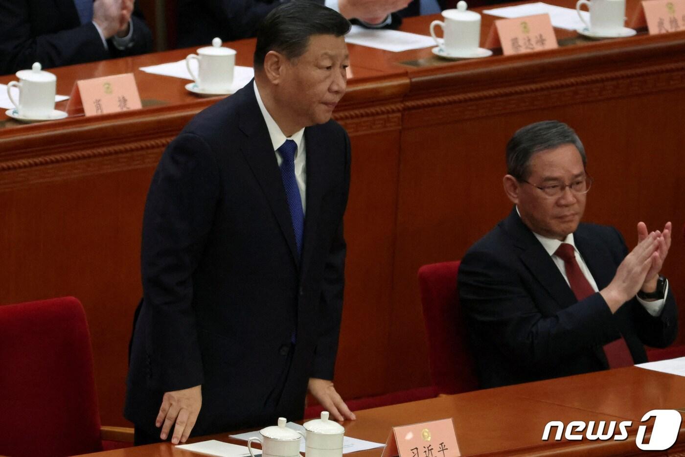 10일 베이징 인민대회당에서 열린 인민정치협상회의(정협) 폐막식에 시진핑 중국 국가주석이 참석했다. 우측에는 리창 총리가 박수를 치고 있다. 정협은 개최중인 전국인민대표대회(전인대)와 합쳐 양회라고 불린다. 전인대는 11일 폐막한다. 2024.03.10 ⓒ 로이터=뉴스1 ⓒ News1 최종일 기자