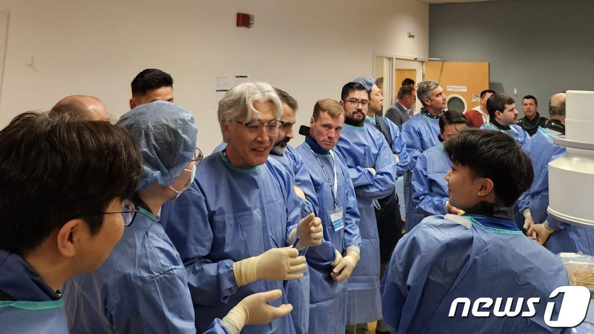 본문 이미지 - 박철웅 대한최소침습척추학회장(왼쪽 세 번째, 대전우리병원 대표원장)이 양방향척추내시경을 이용한 추간공요추체간골유합술 실습을 진행하고 있다.(대전우리병원 제공)/뉴스1