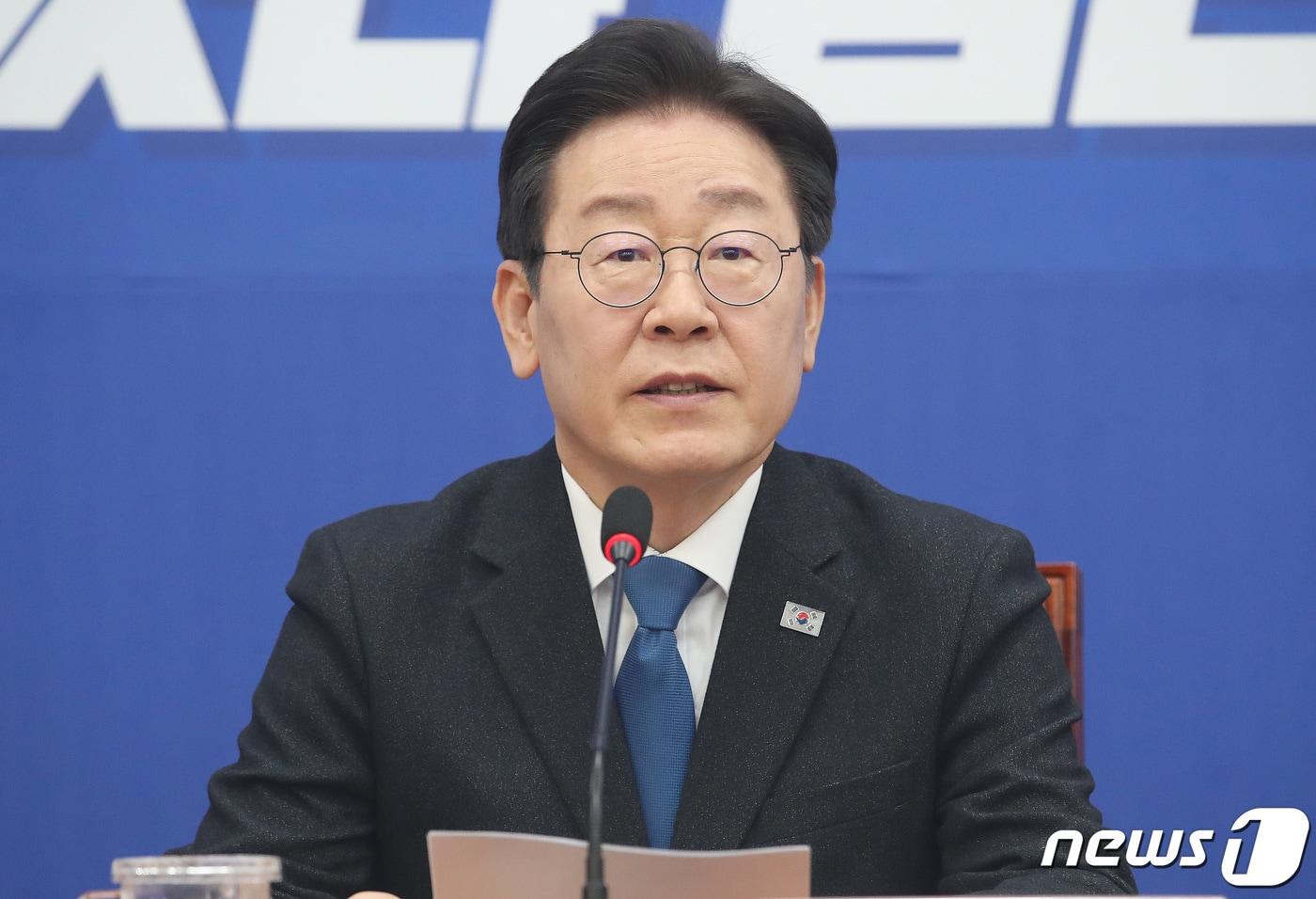 본문 이미지 - 이재명 더불어민주당 대표가 22대 총선을 한 달여 앞둔 10일 서울 여의도 국회에서 기자회견을 갖고 총선에 임하는 각오와 총선 전략 등을 밝히고 있다. 2024.3.10/뉴스1 ⓒ News1 임세영 기자