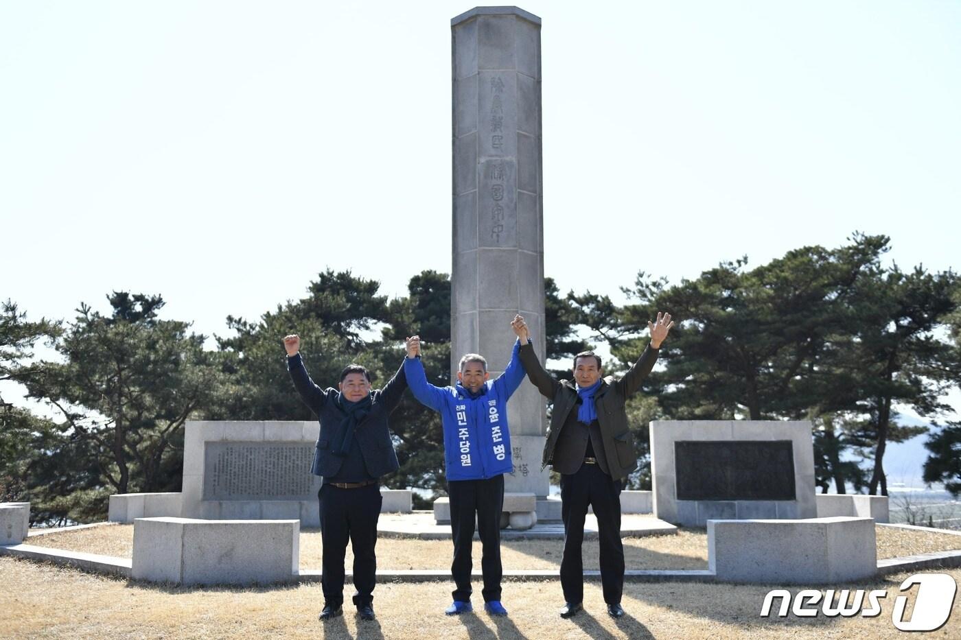 본문 이미지 -  정읍·고창 더불어민주당 경선을 앞두고 윤준병 예비후보와 유성엽 예비후보를 지지하는 선언이 잇따르고 있다.윤준병 예비후보를 지지한 장기철(왼쪽) 김대중 재단 정읍지회장과 김생기(오른쪽) 전 정읍시장(윤준병 캠프 제공)2024.3.10/뉴스1
