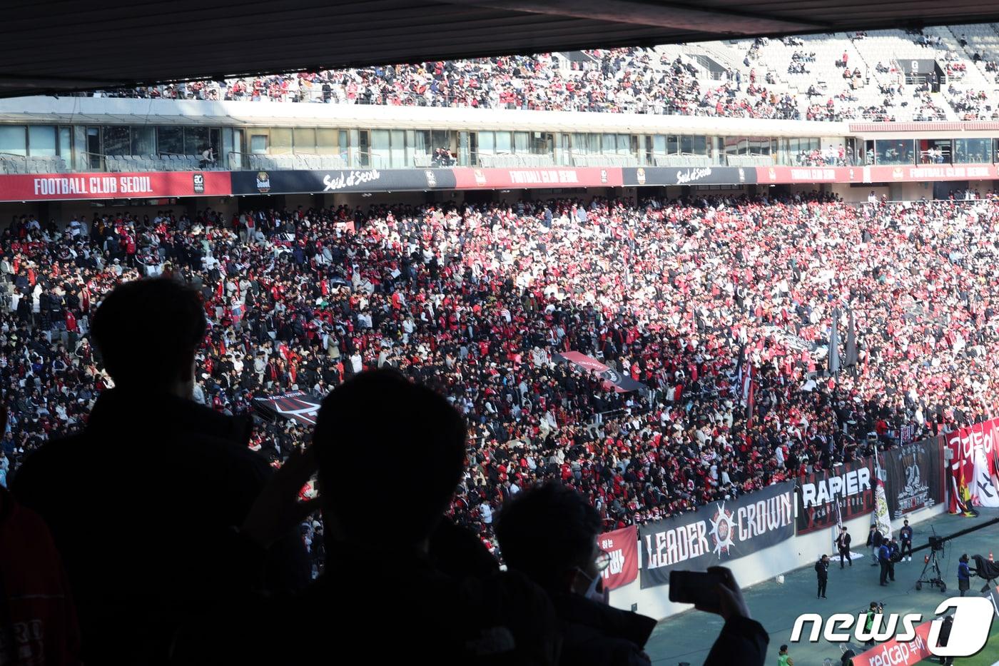 본문 이미지 - FC서울을 응원하는 팬들 모습2024.3.10 ⓒ 뉴스1 박정호 기자