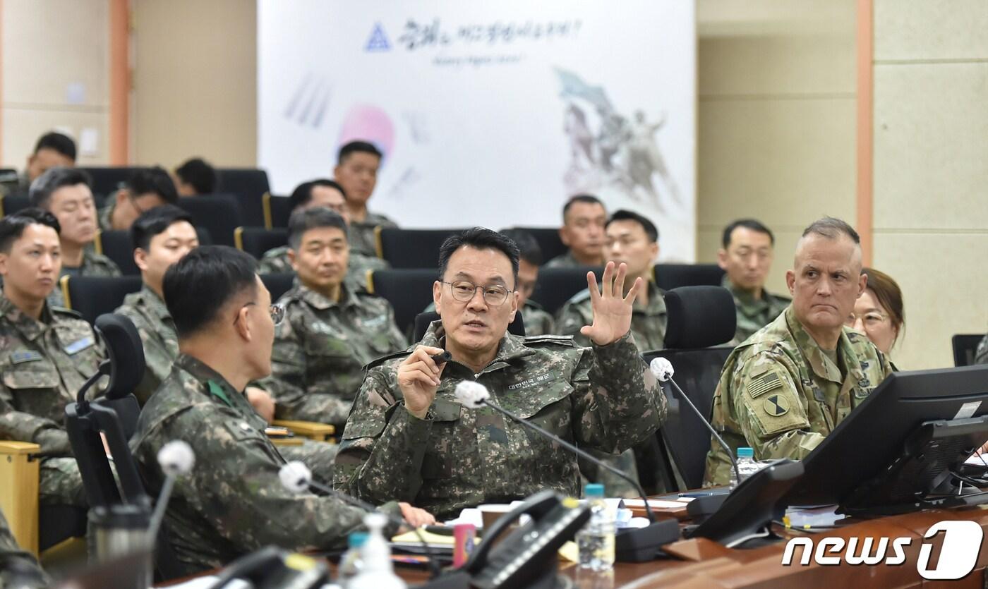 본문 이미지 - 김명수 합참의장이 10일 2작전사령부에서 고창준 2작전사령관(육군 대장)과 앤드류 주크넬리스 연합후방지역부조정관(美육군소장) 등 한미 주요직위자들에게 24 FS 연습 현황을 보고받고 지도를 하고 있다.(합참 제공) 2024.3.10/뉴스1