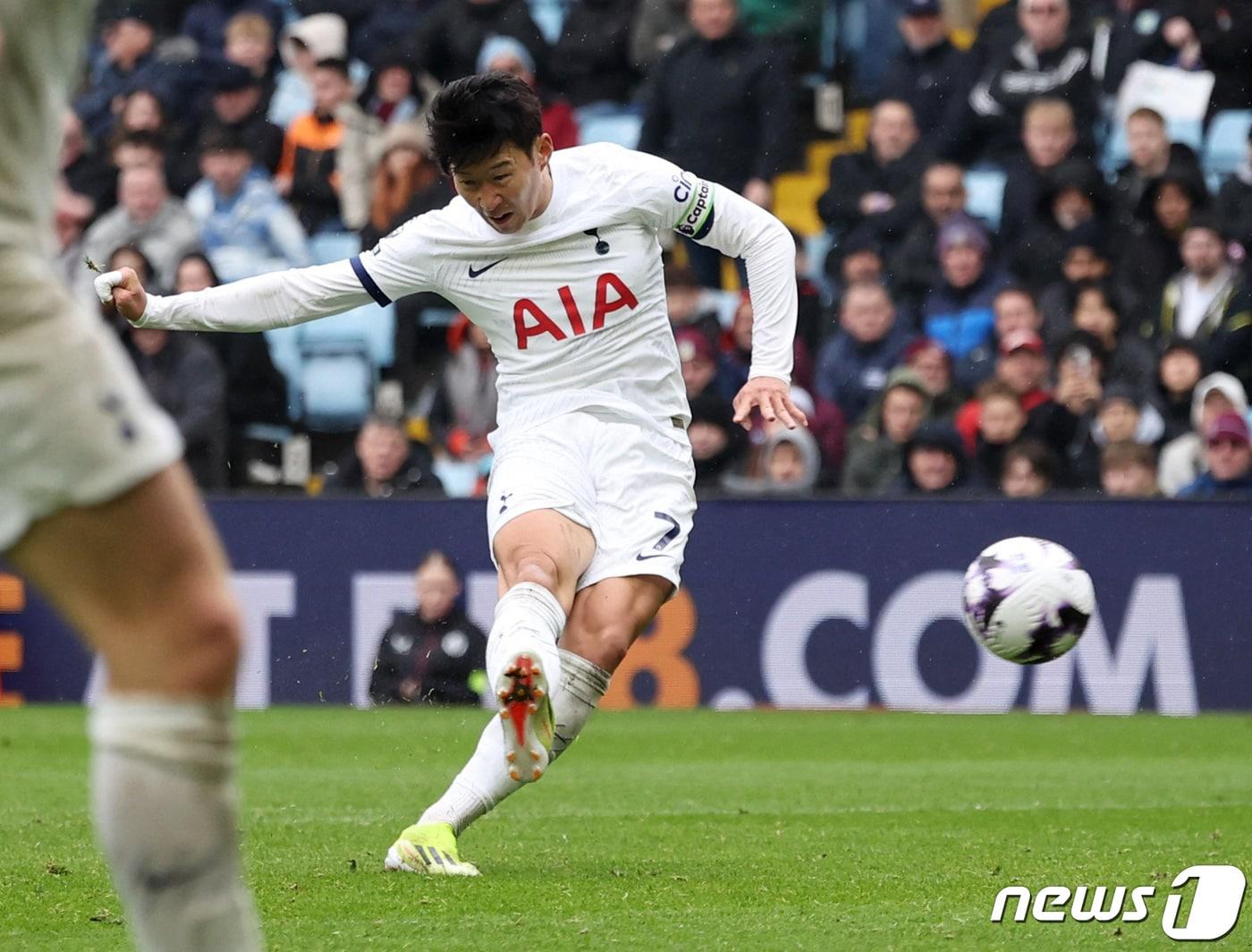 본문 이미지 - 토트넘 홋스퍼의 손흥민이 1골2 도움으로 팀 완승에 힘을 보탰다.ⓒ 로이터=뉴스1