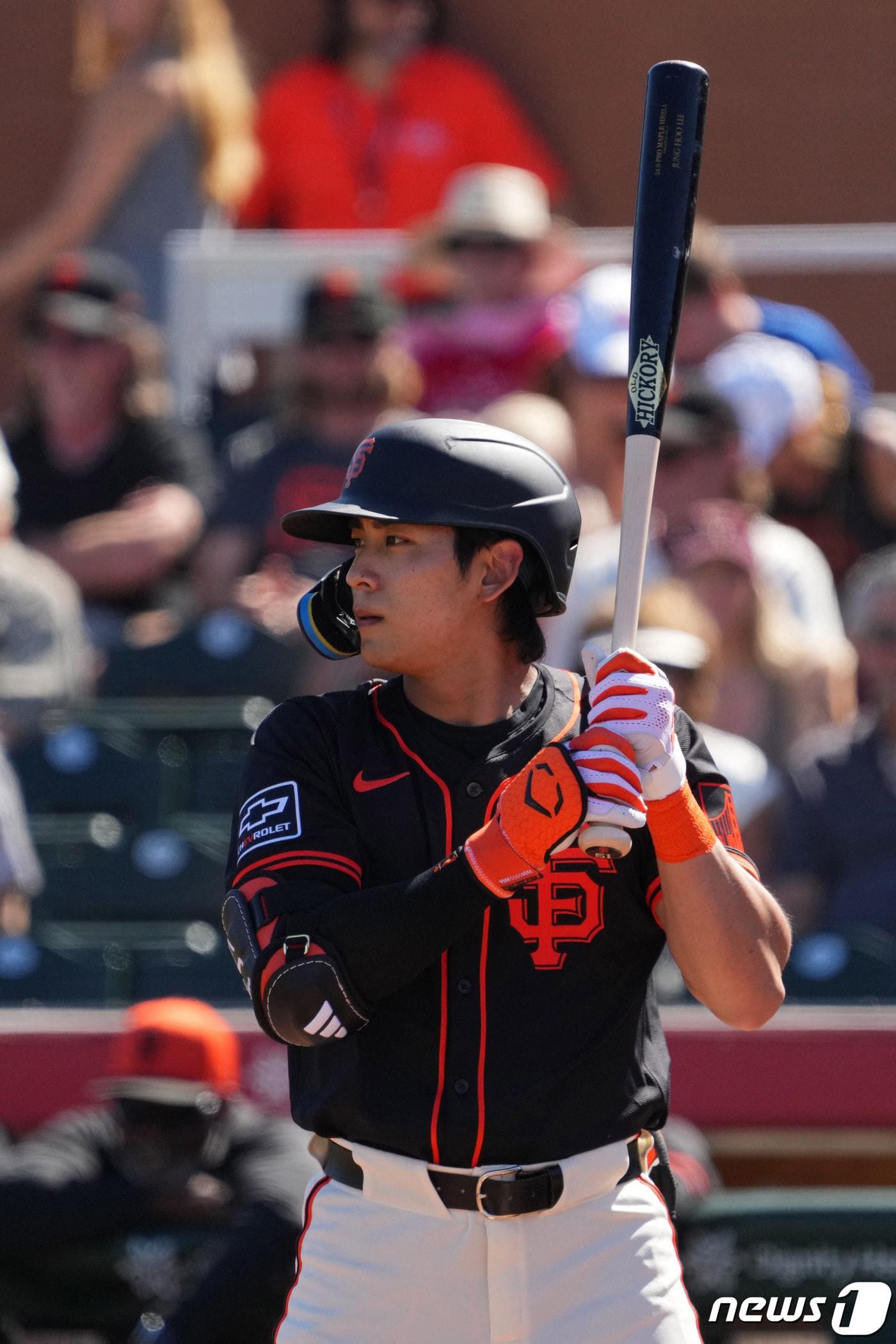 본문 이미지 - 이정후가 평소 롤모델로 여기던 일본의 야구 전설 스즈키 이치로와 만나 빅리그 생존 비법을 들었다. ⓒ 로이터=뉴스1