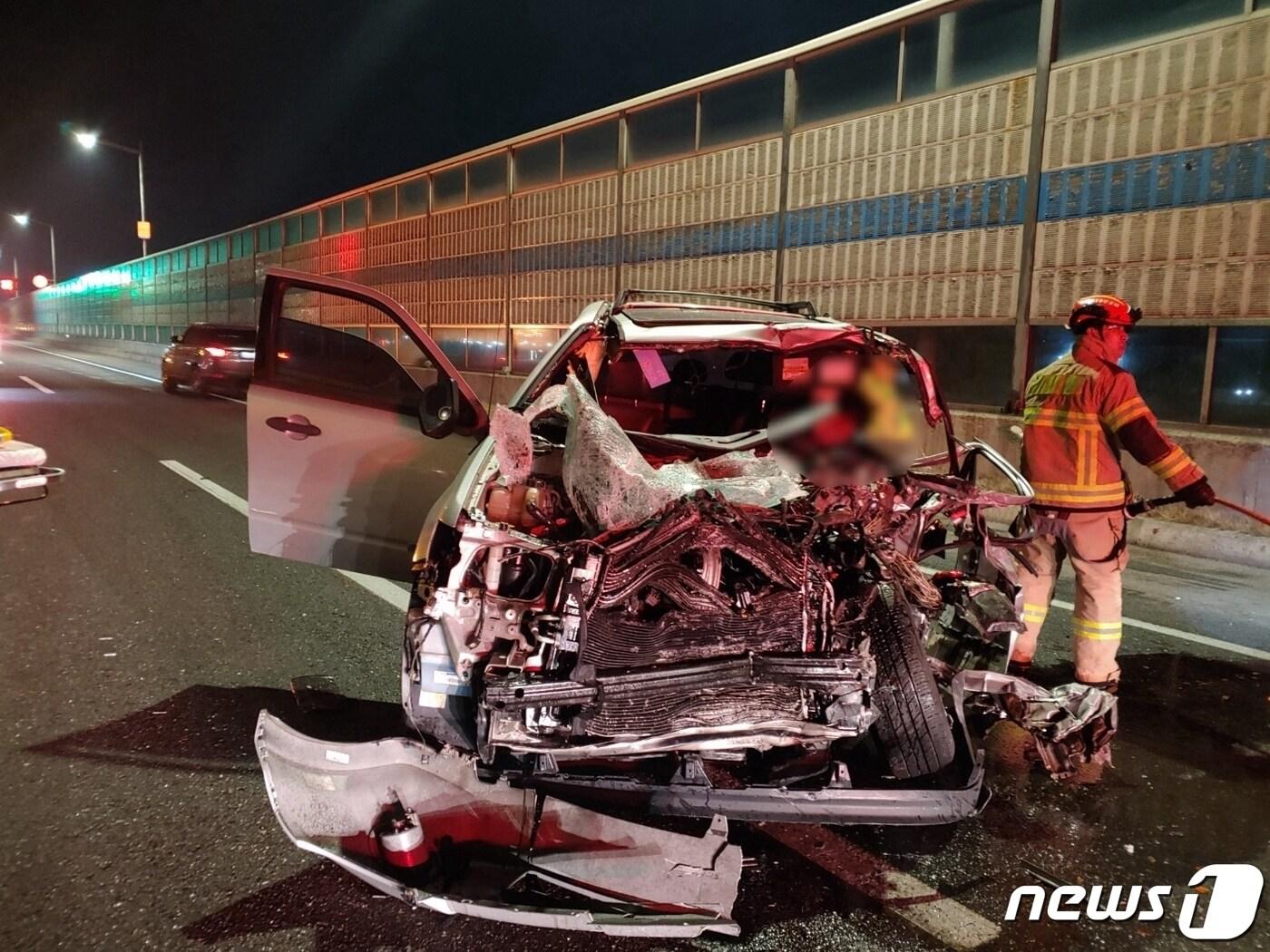 본문 이미지 - 11일 오전 2시56분쯤 인천시 중구 운서동 인천대교고속도로 편도 4차로 중 1차로에서 60대 남성 A 씨가 몰던 SUV가 싸인카를 들이받았다. 사진은 사고현장.(인천소방본부 제공)2024.3.11 ⓒ News1 박소영 기자