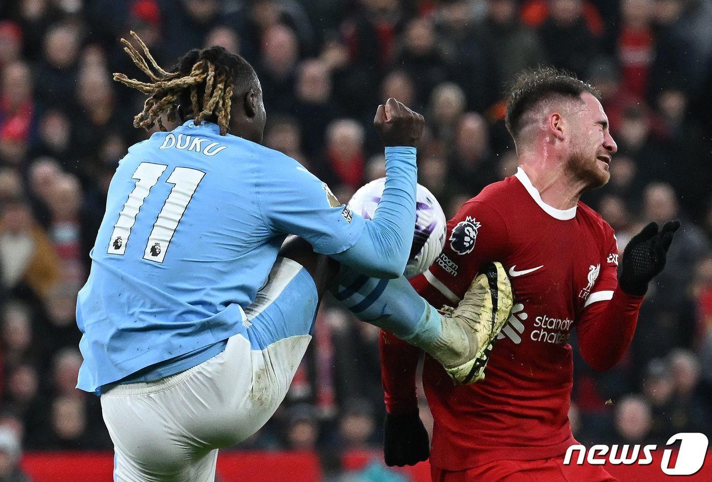 맨시티 도쿠가 후반 추가시간 상대 맥알리스터를 걷어차고 있다. 하지만 이 행위는 반칙이 선언되지 않았고 리버풀은 맨시티와 비겼다. ⓒ AFP=뉴스1