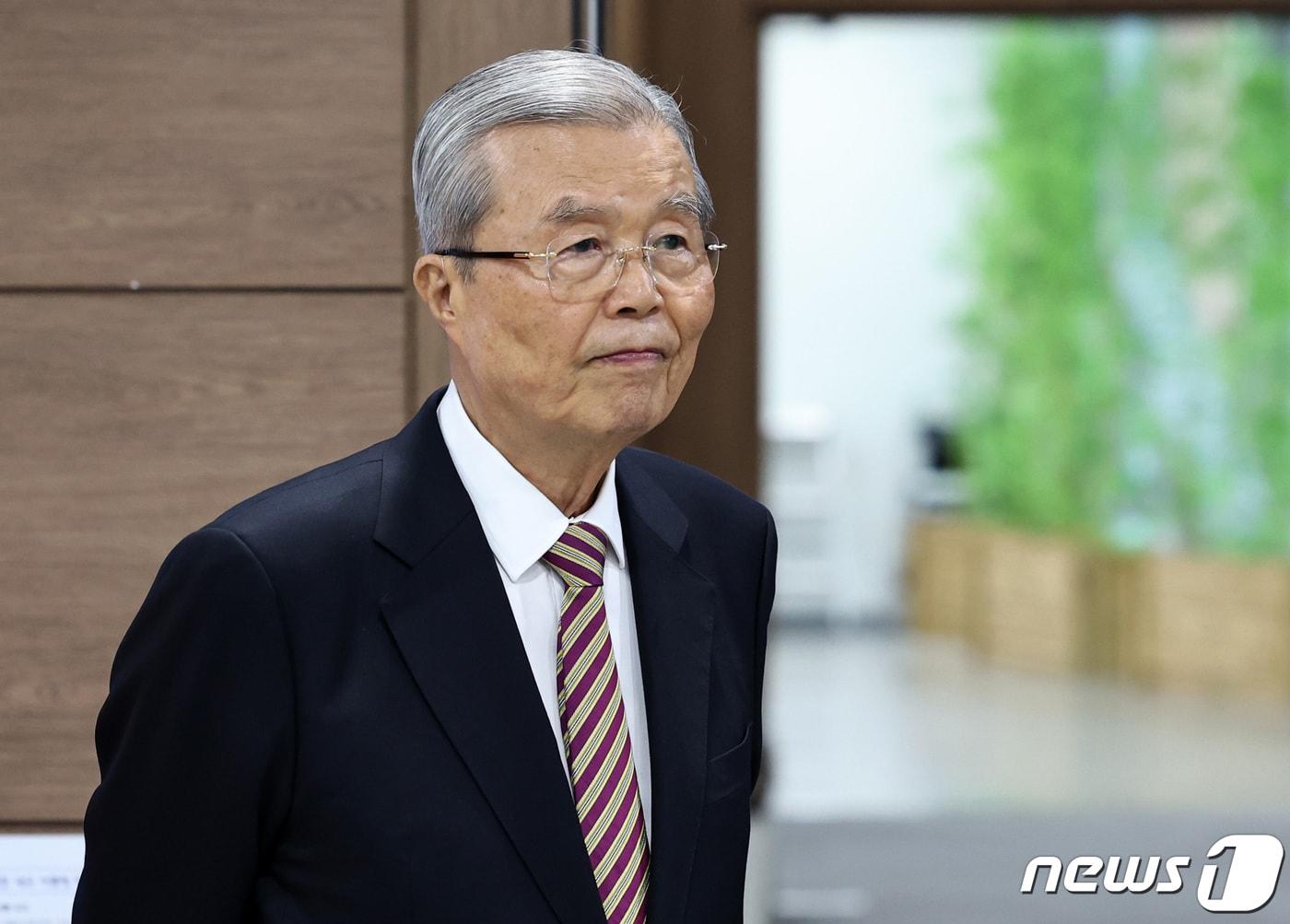 본문 이미지 - 김종인 개혁신당 공천관리위원장이 11일 오전 서울 여의도 국회 소통관에서 제2차 공관위 브리핑을 마치고 회견장을 나서고 있다. 2024.3.11/뉴스1 ⓒ News1 구윤성 기자