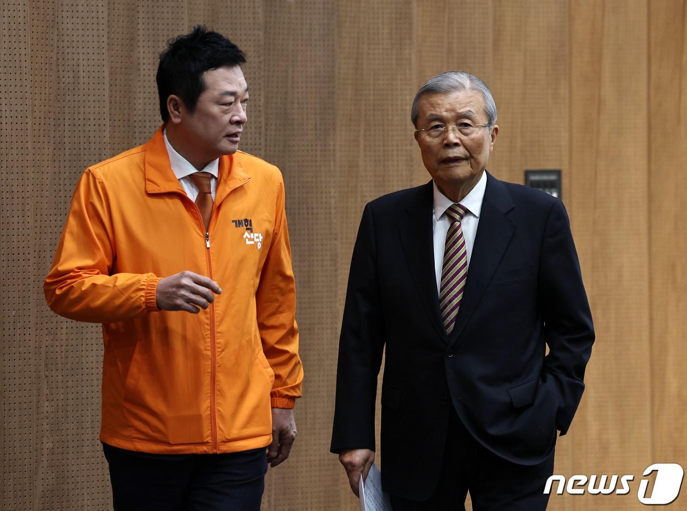 본문 이미지 - 김종인 개혁신당 공천관리위원장(오른쪽)이 11일 오전 서울 여의도 국회 소통관에서 제2차 공관위 브리핑을 마치고 김철근 사무총장과 대화하고 있다. 2024.3.11/뉴스1 ⓒ News1 구윤성 기자