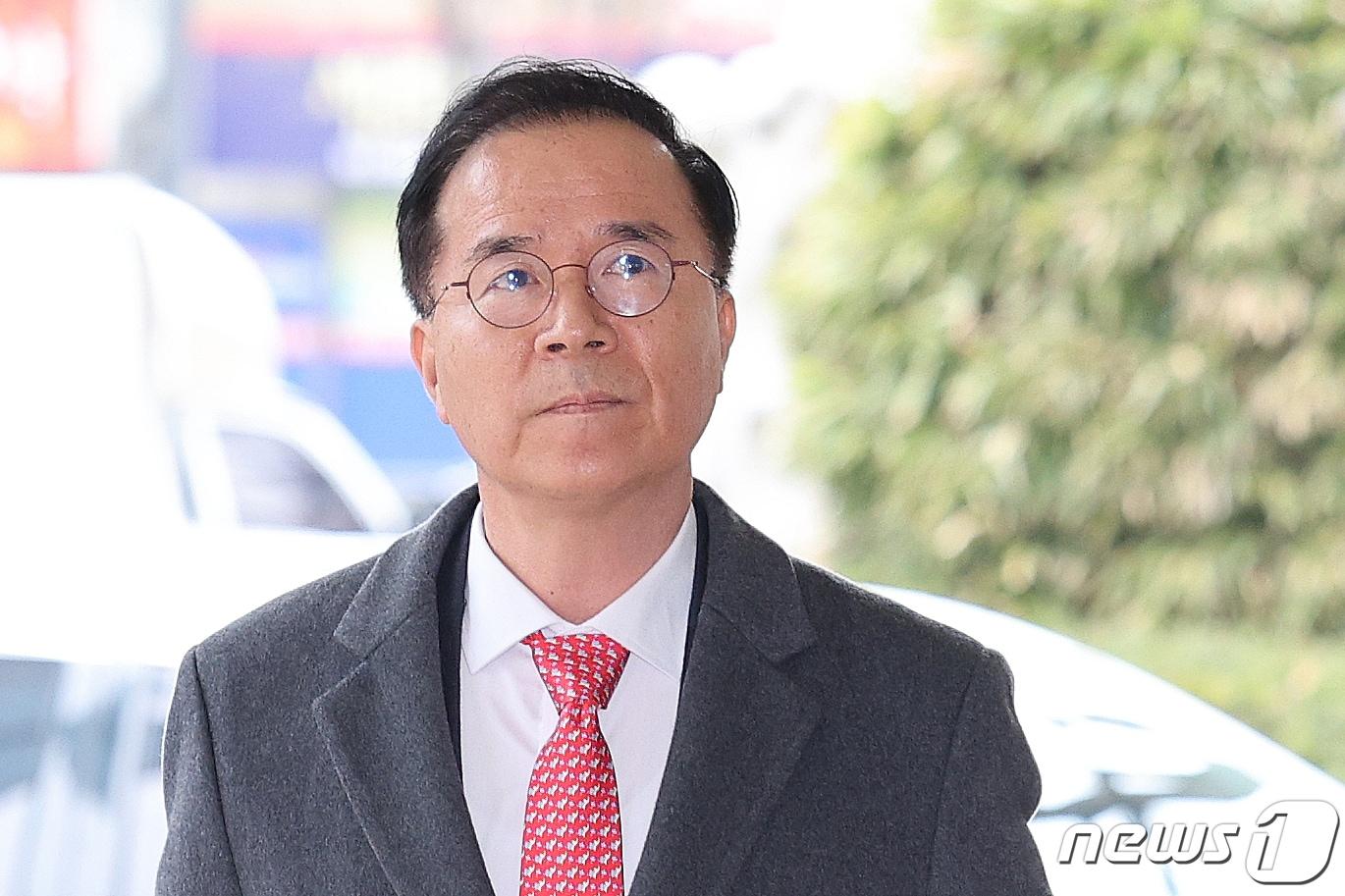 본문 이미지 - 이태원 참사 부실 대응 혐의를 받는 김광호 전 서울경찰청장이 지난 3월 11일 서울 마포구 서울서부지방법원에서 열린 공판준비기일에 출석하고 있다. 김 전 청장은 2022년 10월 29일 밤 이태원 일대에 인파가 몰릴 것을 알고도 안전관리 대책을 제대로 세우지 않고 부실 대응해 이태원 참사 사상 규모를 키운 혐의를 받는다. 2024.3.11/뉴스1 ⓒ News1 신웅수 기자