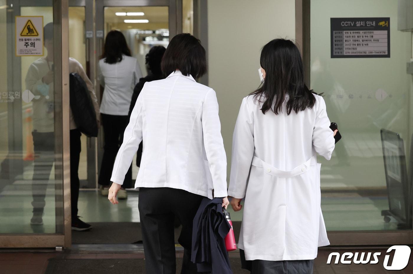 본문 이미지 - 의료진이 병원으로 들어가고 있다. 기사와 관계 없음. 뉴스1 DB. 