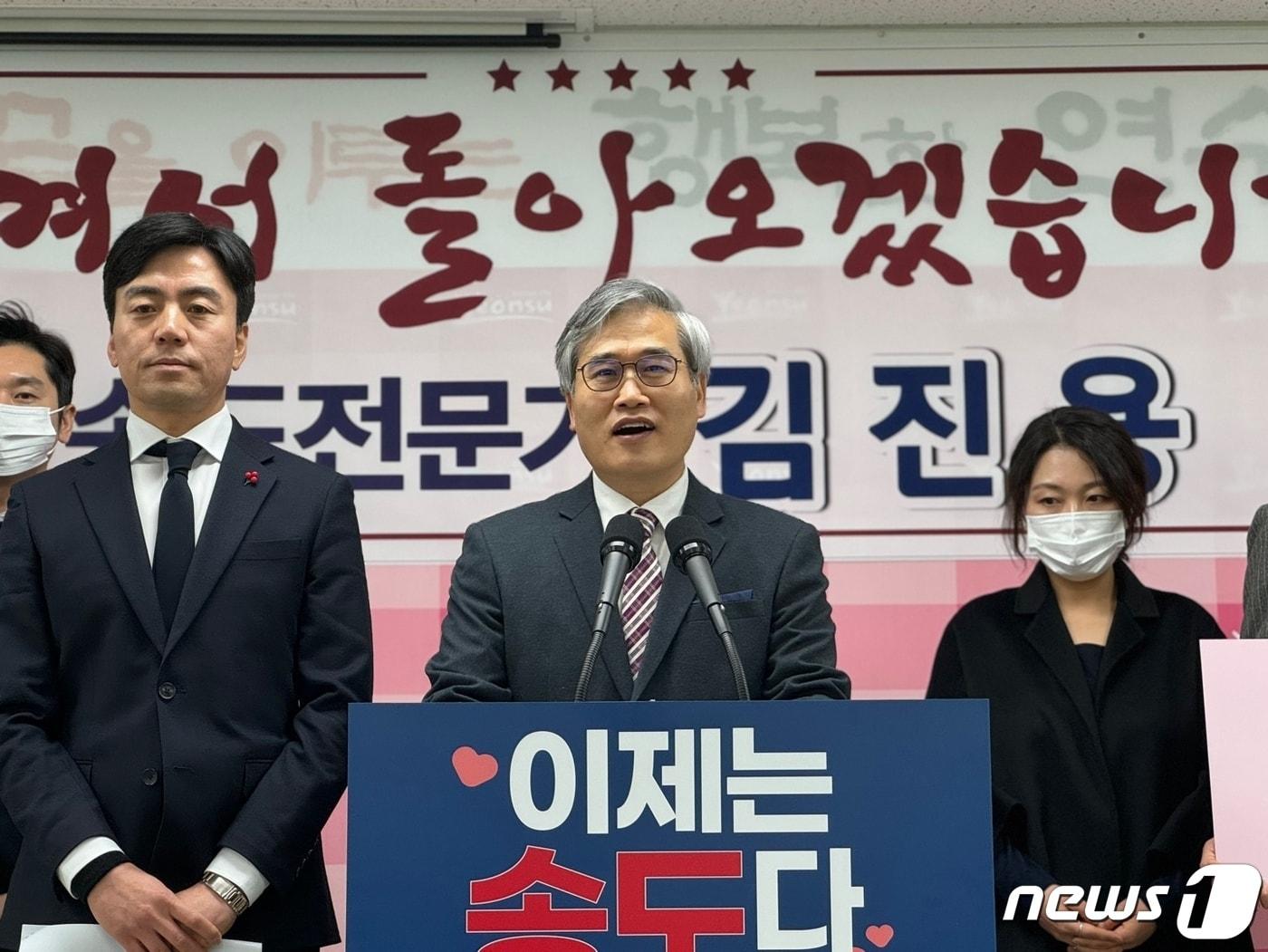 본문 이미지 - 김진용 전 인천경제자유구역청장&#40;가운데&#41;, 이강구 인천시의원&#40;왼쪽&#41;2024.3.11 ⓒ News1 박소영 기자