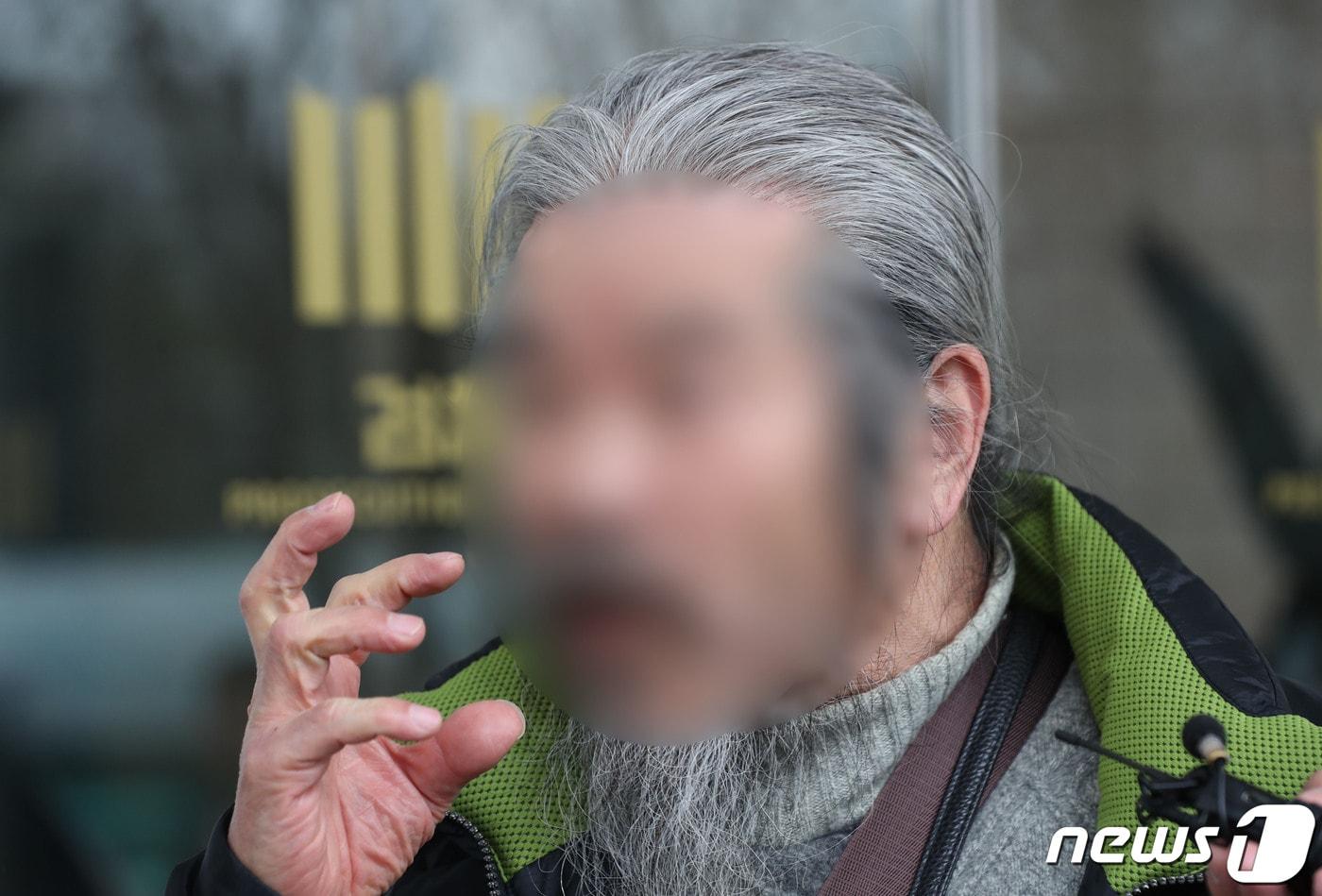 전자장치 부착 등에 관한 법률 위반 혐의로 불구속 기소된 아동성범죄자 조두순이 11일 오전 경기 안산시 단원구 수원지방검찰청 안산지청에서 첫 공판을 마친 뒤 취재진의 질문에 답하고 있다. 검찰은 이날 재판에서 조씨에게 야간외출 제한명령을 어긴 혐의로 징역 1년을 구형했다. 2024.3.11/뉴스1 ⓒ News1 김영운 기자