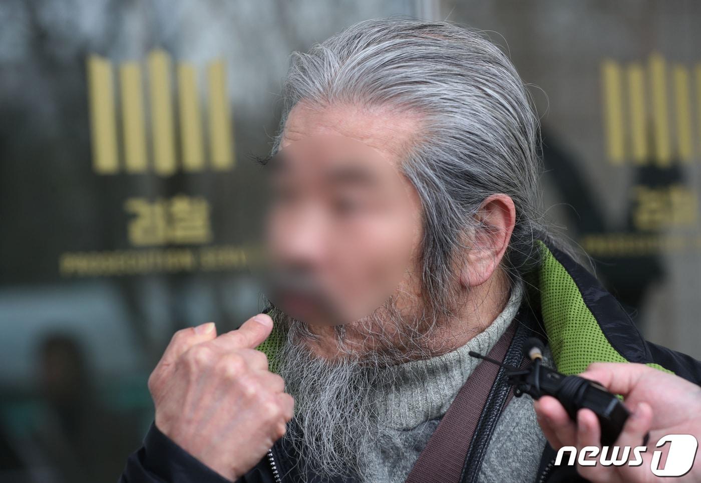 전자장치 부착 등에 관한 법률 위반 혐의로 불구속 기소된 아동성범죄자 조두순이 11일 오전 경기 안산시 단원구 수원지방검찰청 안산지청에서 첫 공판을 마친 뒤 취재진의 질문에 답하고 있다.024.3.11/뉴스1 ⓒ News1 김영운 기자